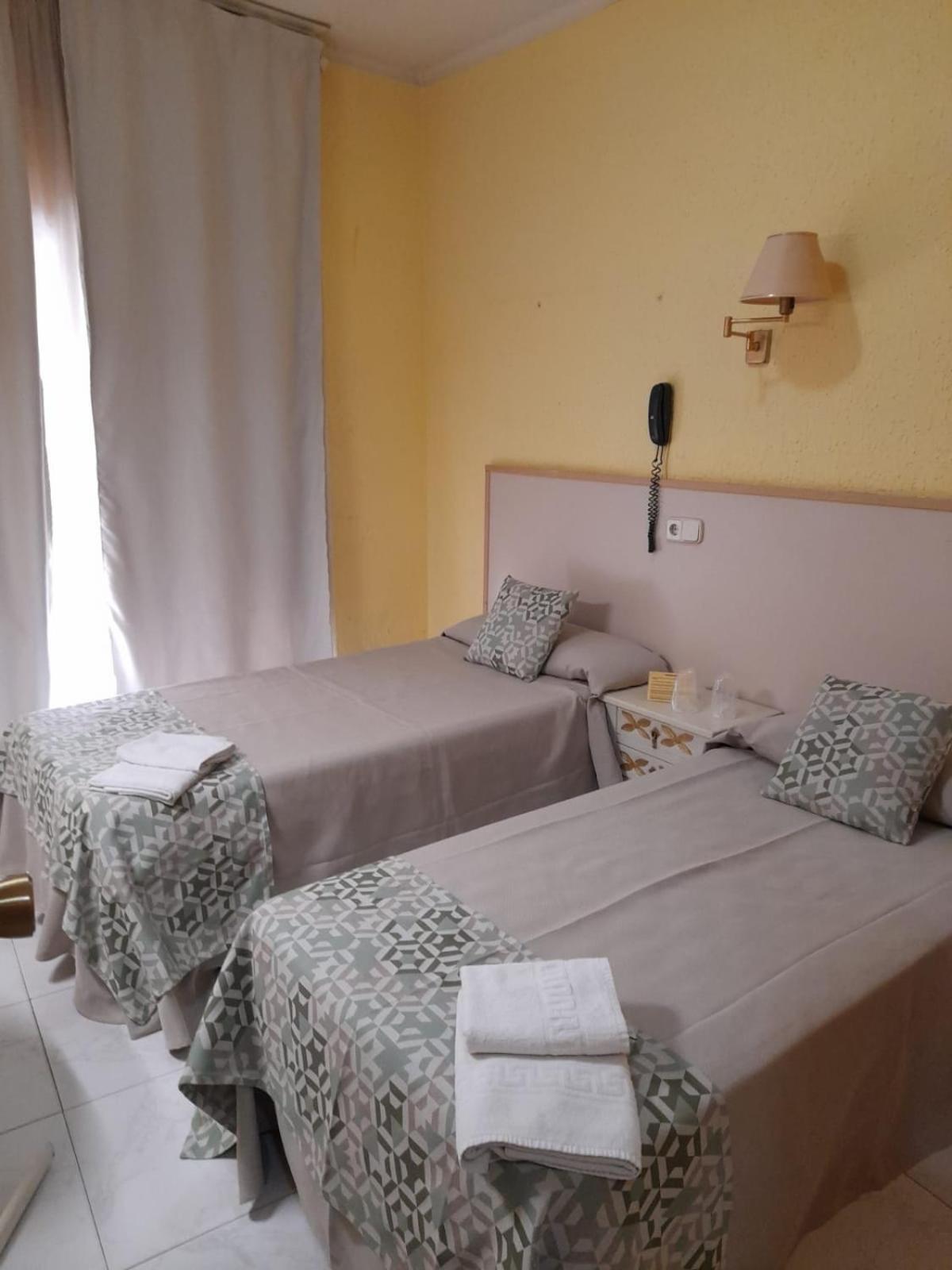 Habitación Doble o Twin con Balcón y Baño Compartido