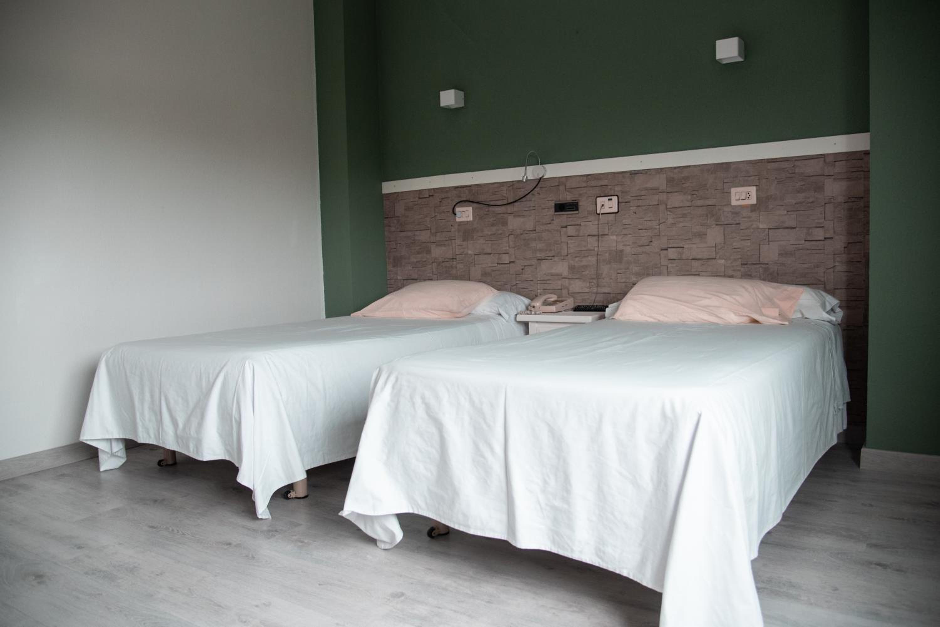 Twin Room - Photo 2