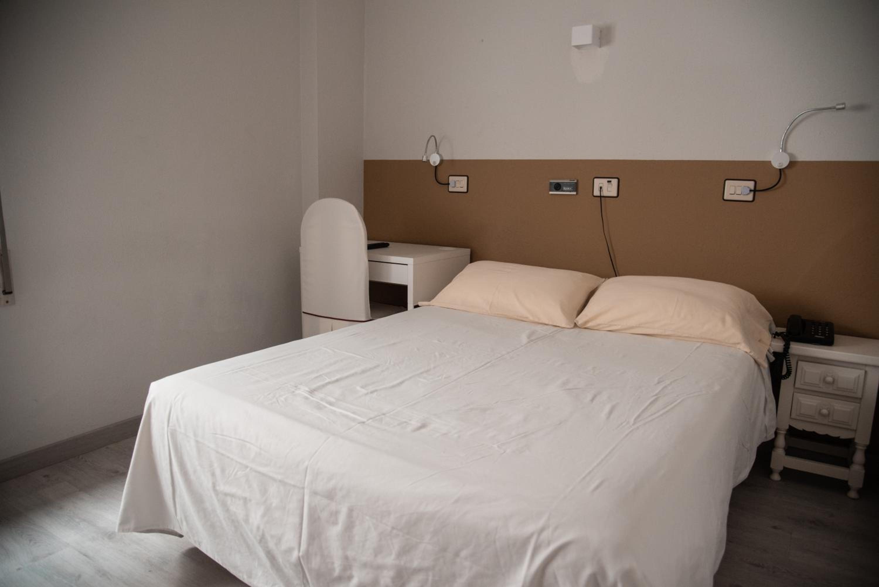 Twin Room - Photo 43