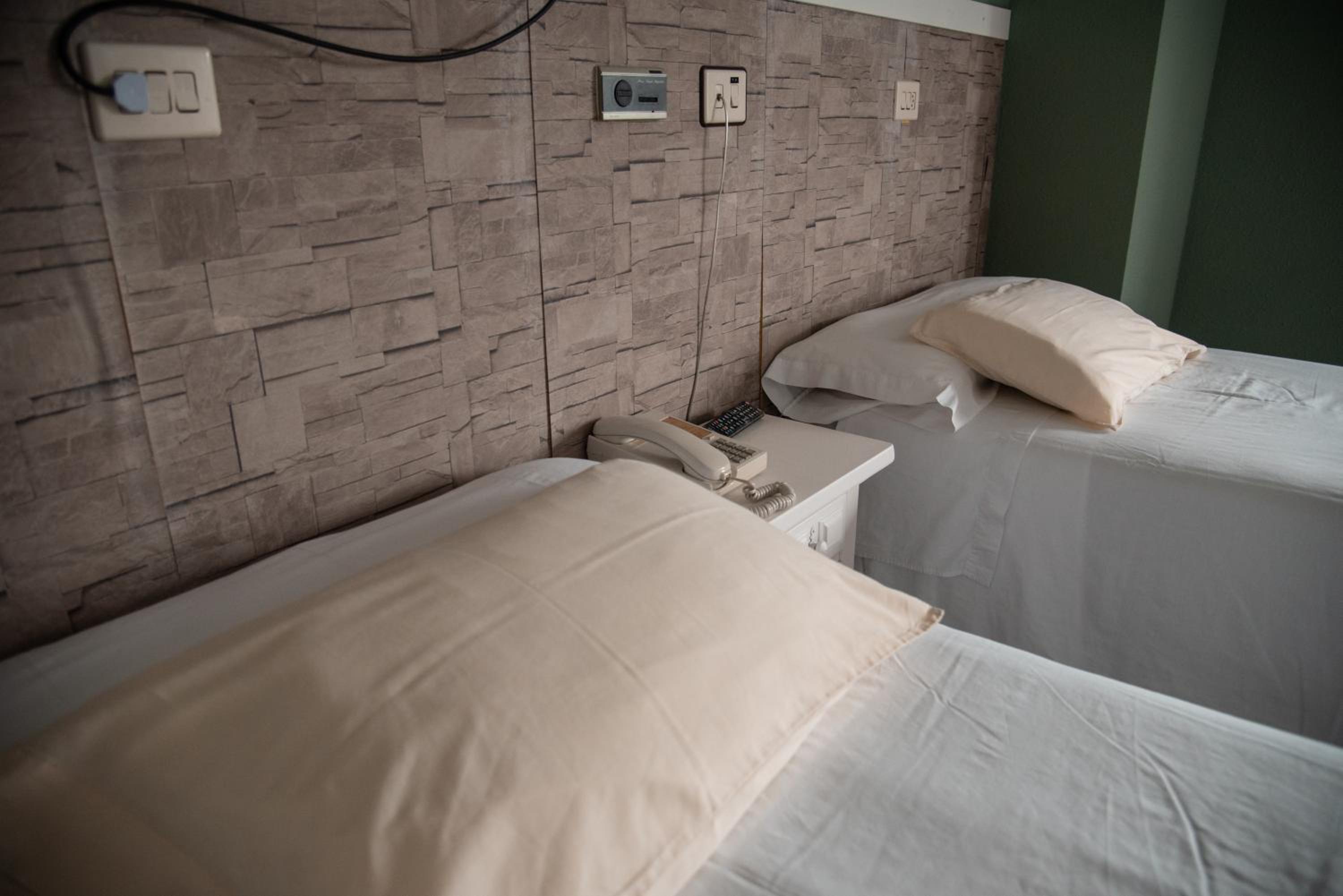 Twin Room - Photo 6