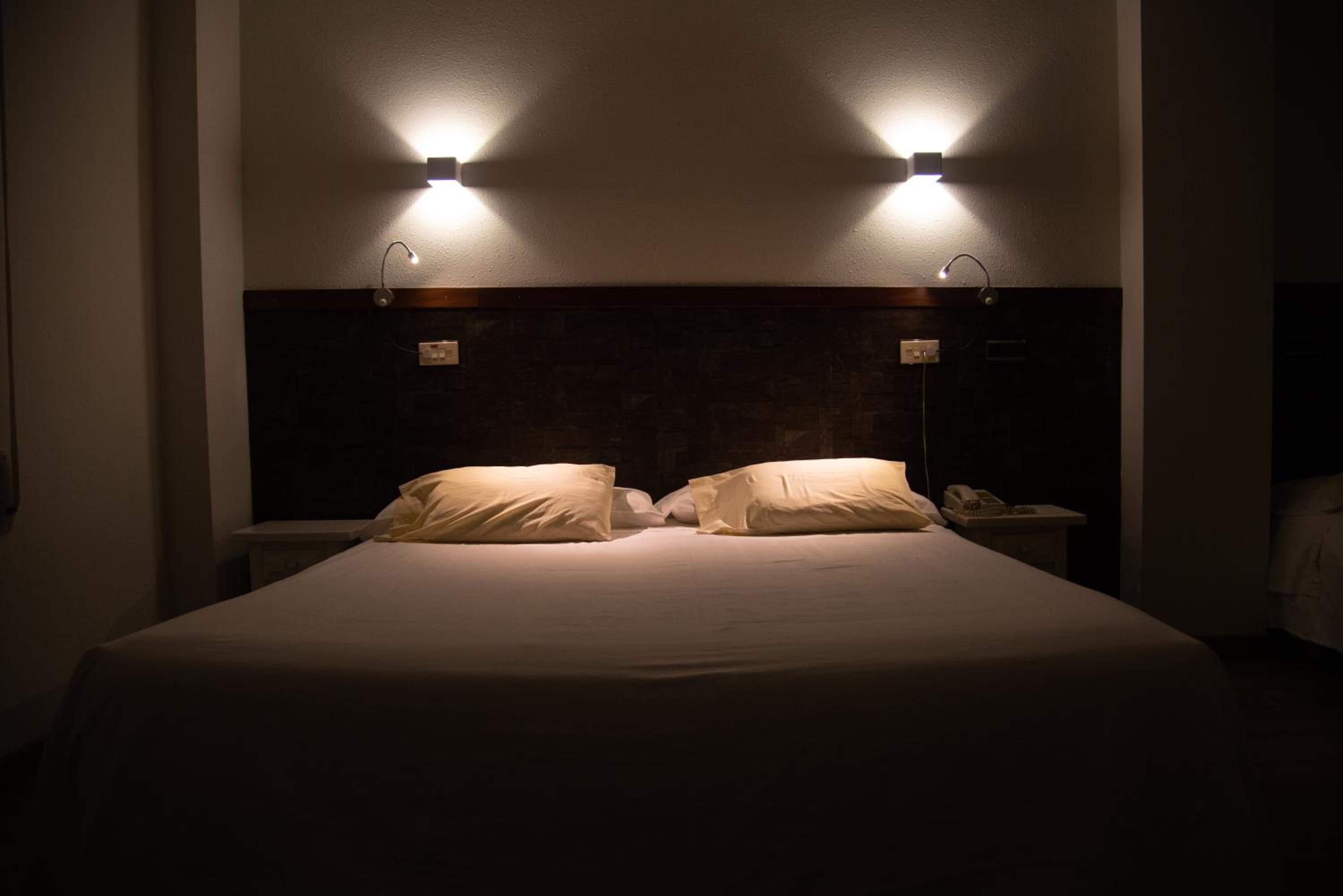 Twin Room - Photo 3