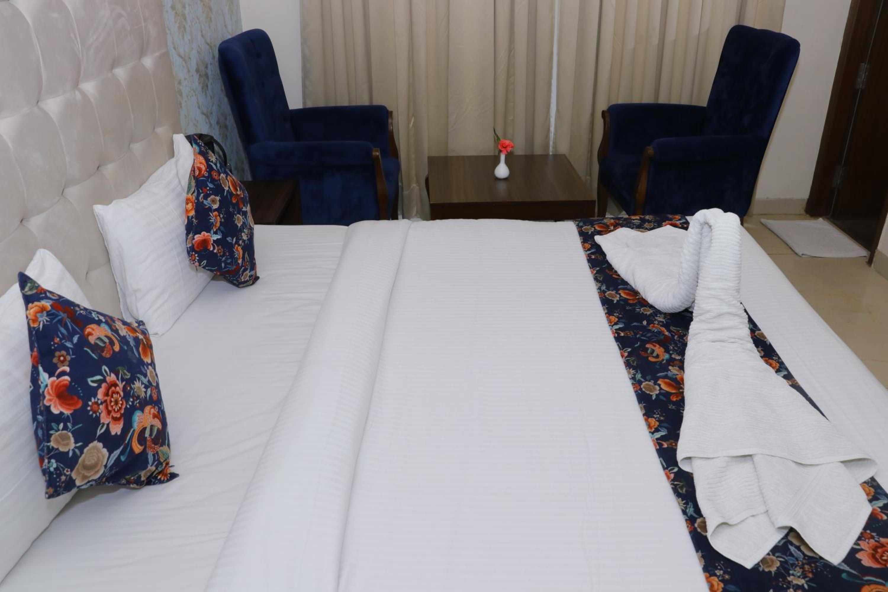 Superior King Room - Photo 8