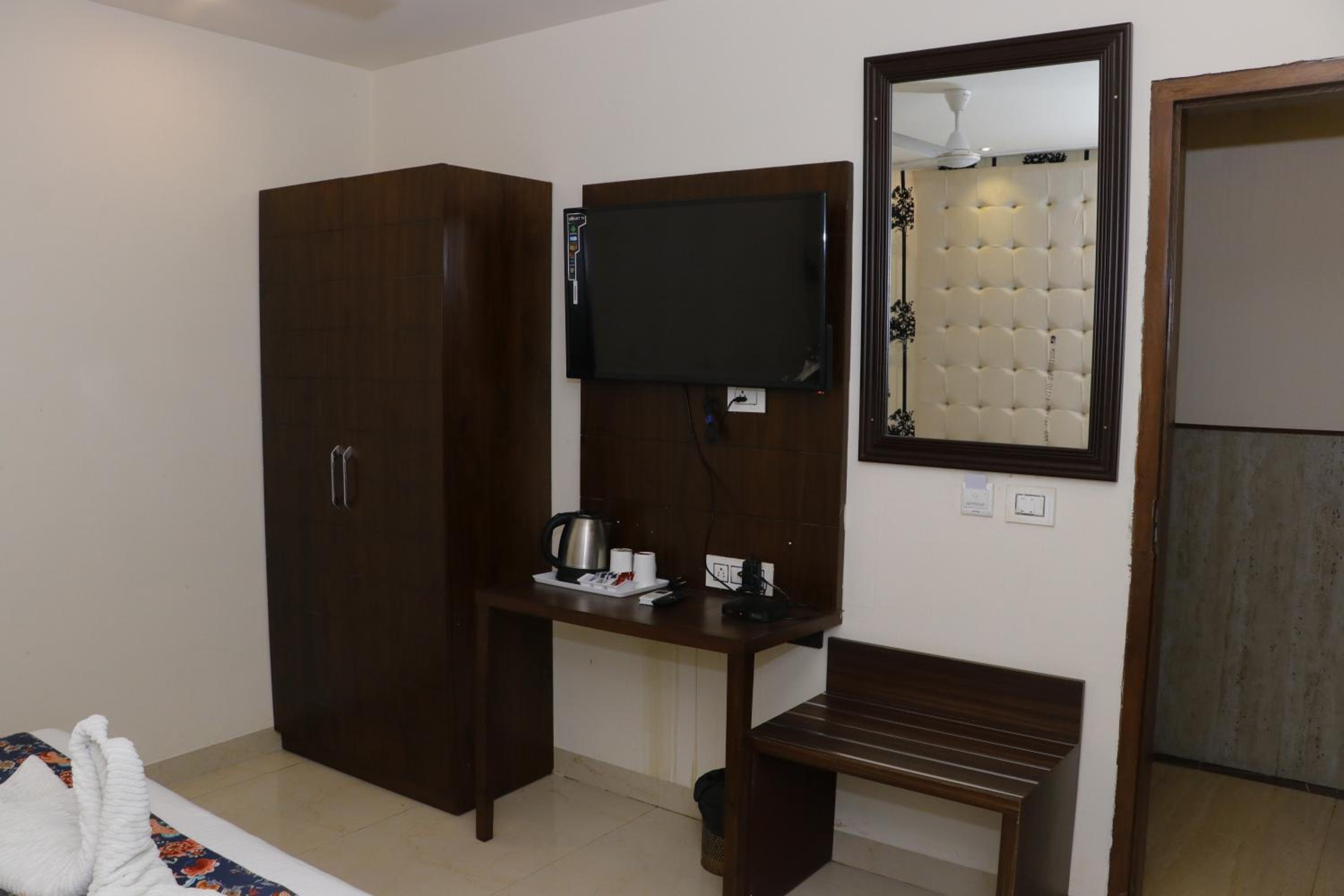 Deluxe Room - Photo 8