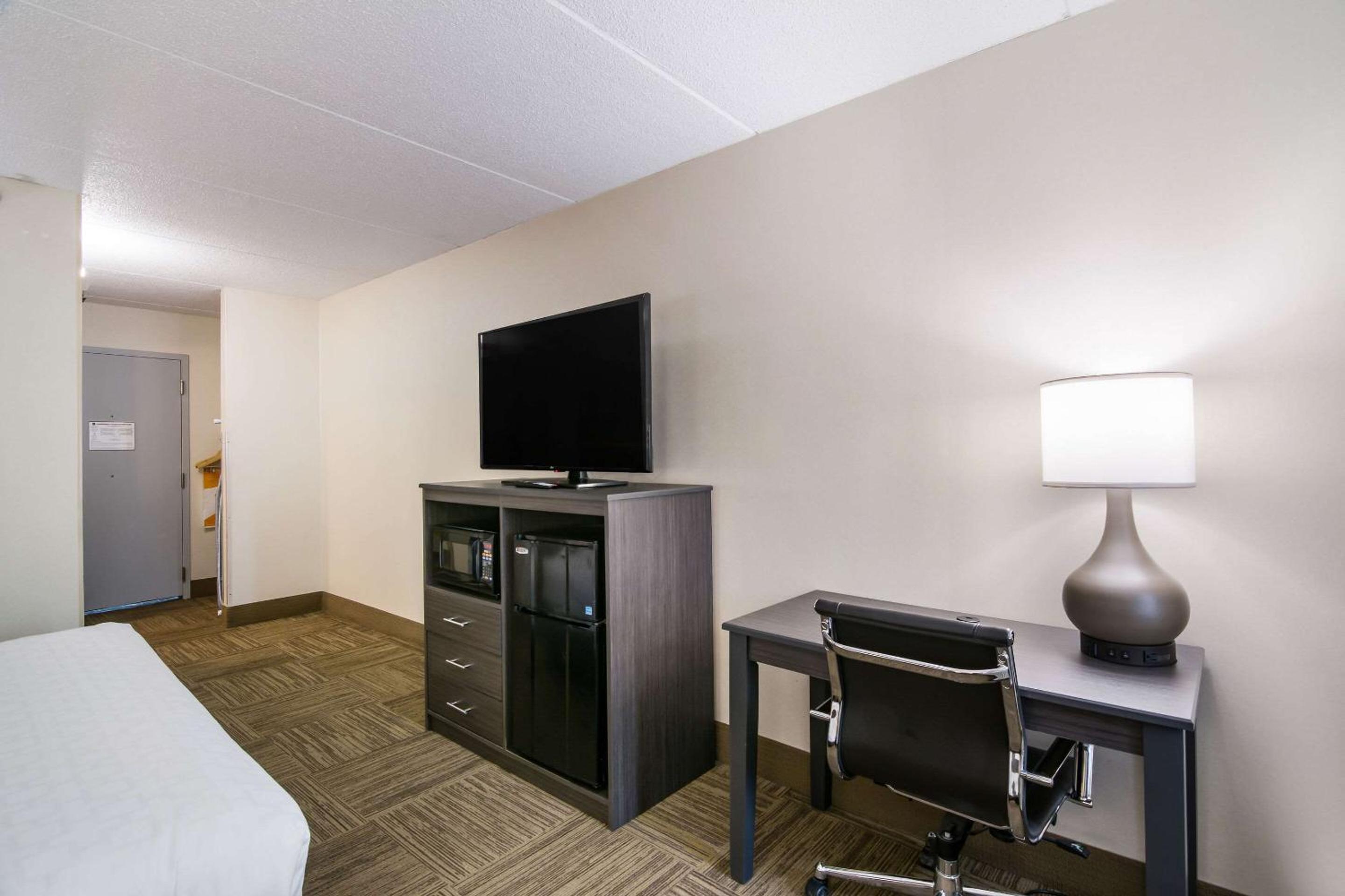 King Room - Non-Smoking - Photo 3