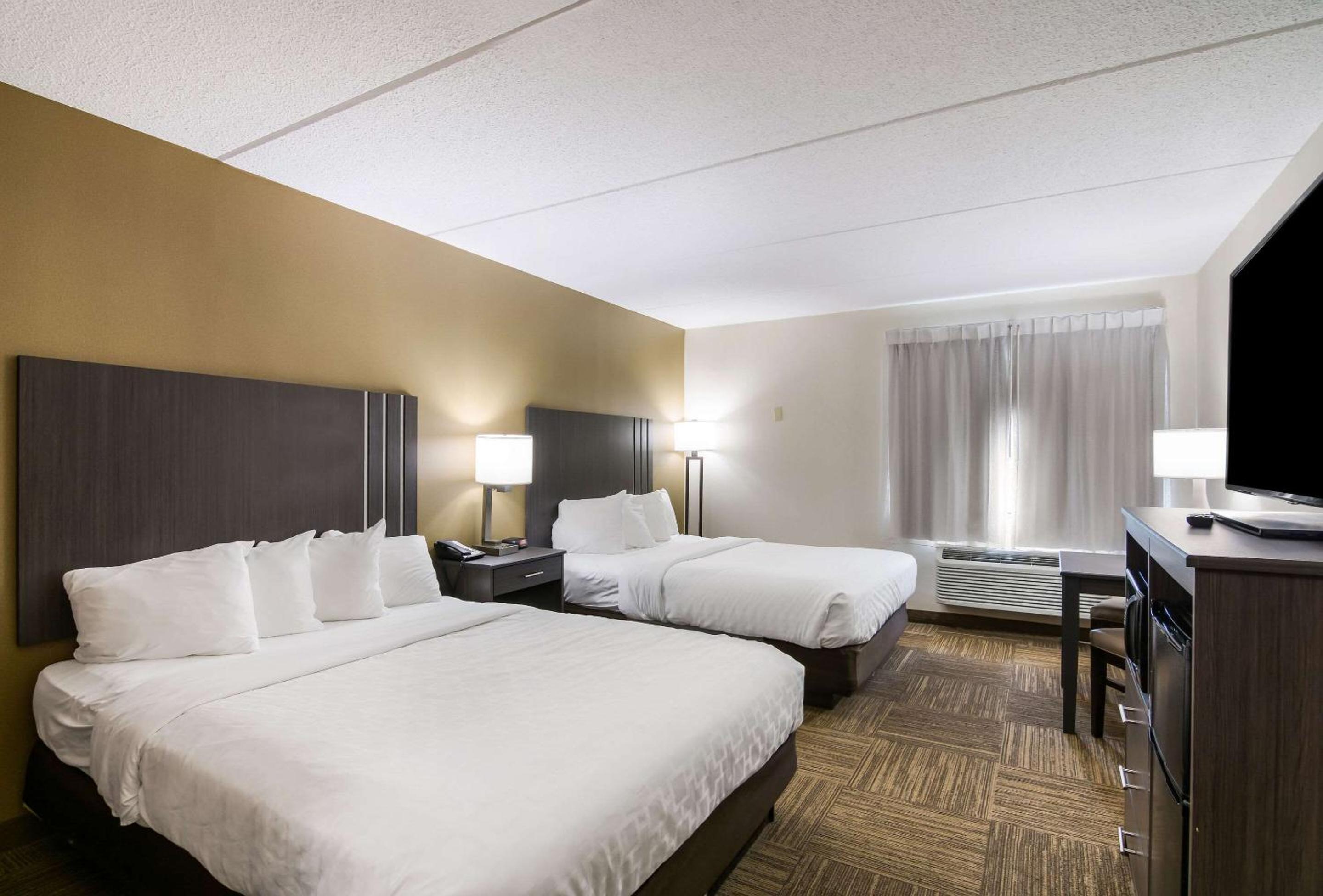 Queen Room with Two Queen Beds - Non-Smoking - Photo 1