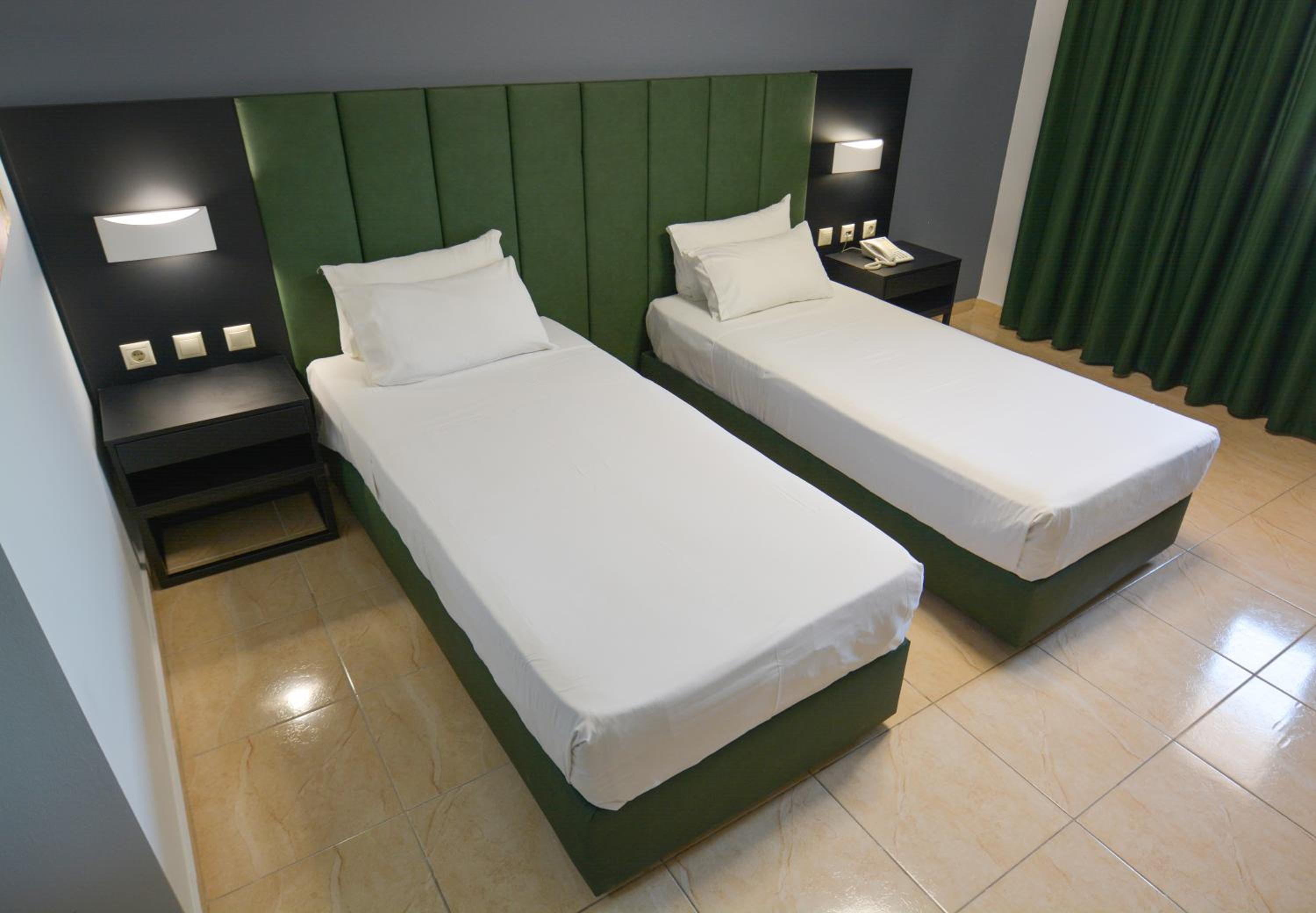 Standard Twin Room - Photo 6