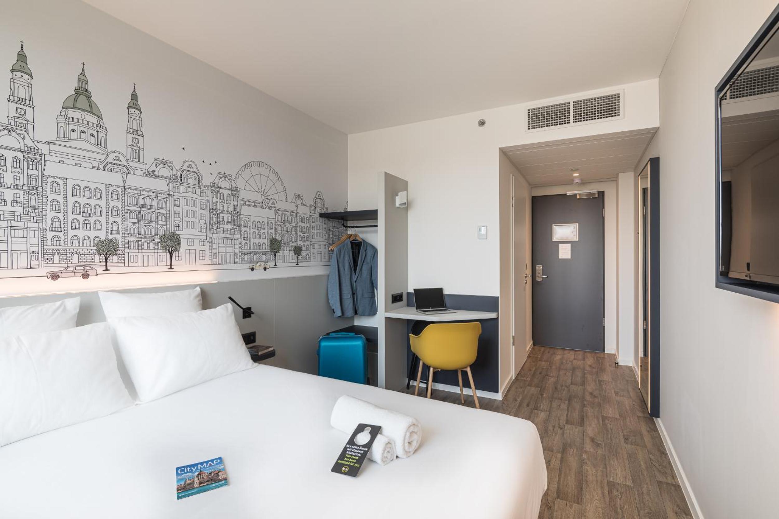 Deluxe Double Room thumbnail 5