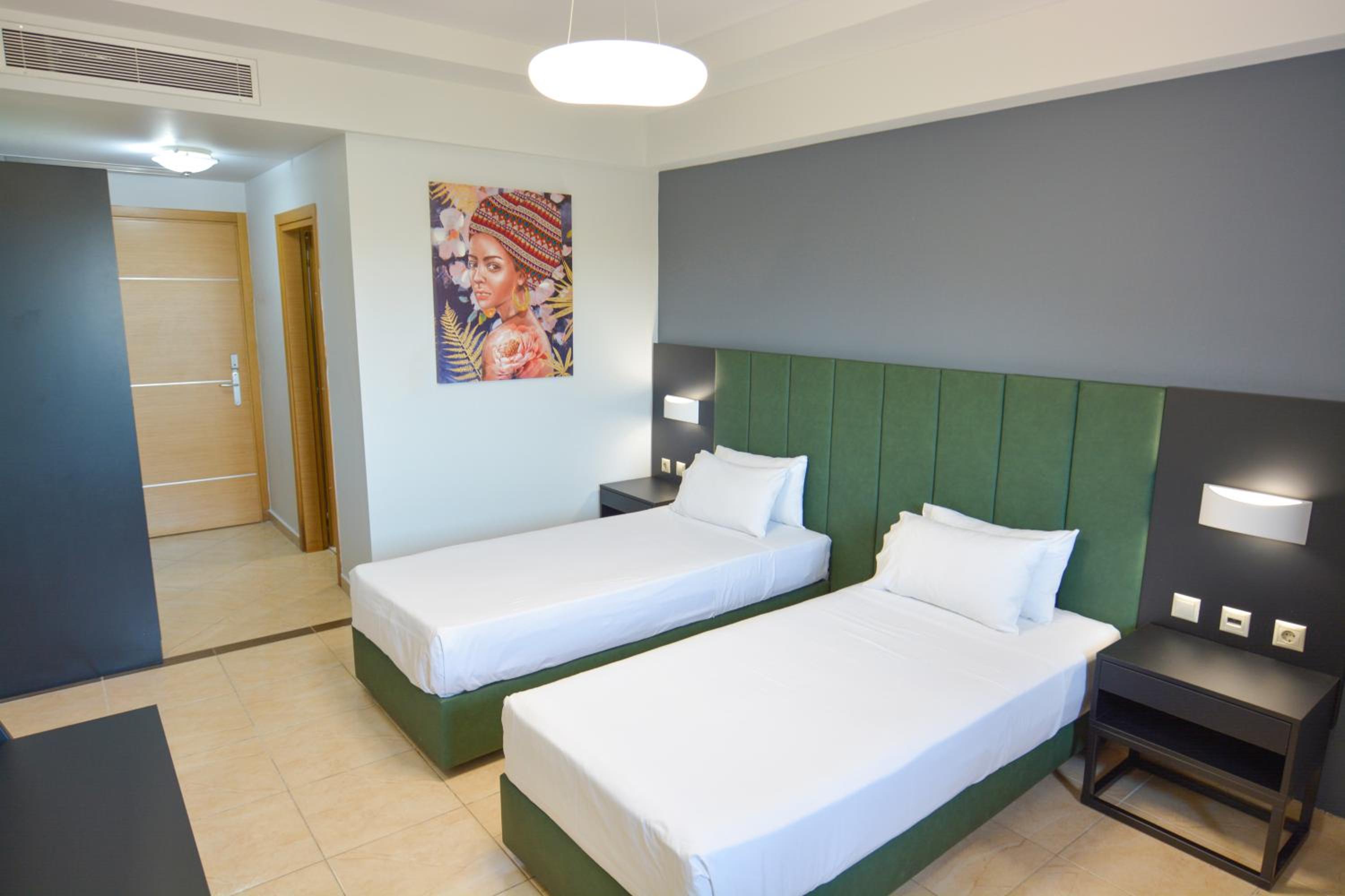 Standard Twin Room - Photo 9