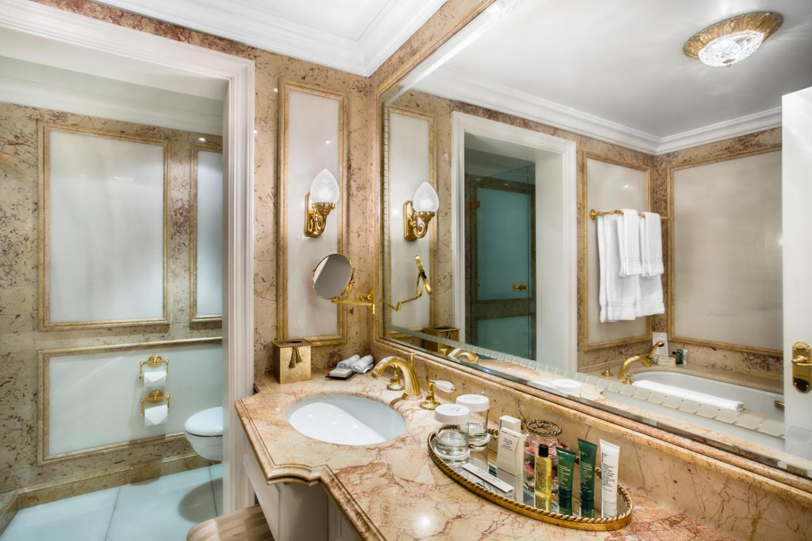 Deluxe King Room photo 3