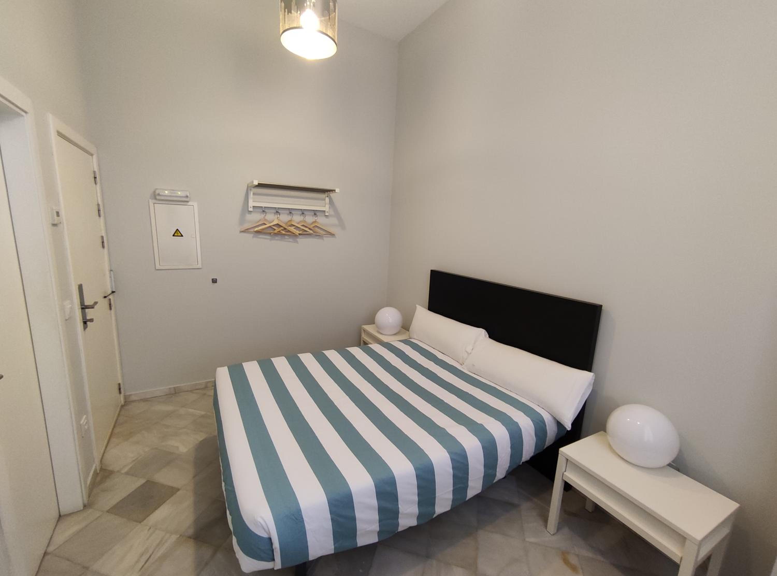 Double Room with Private Bathroom - Photo 3