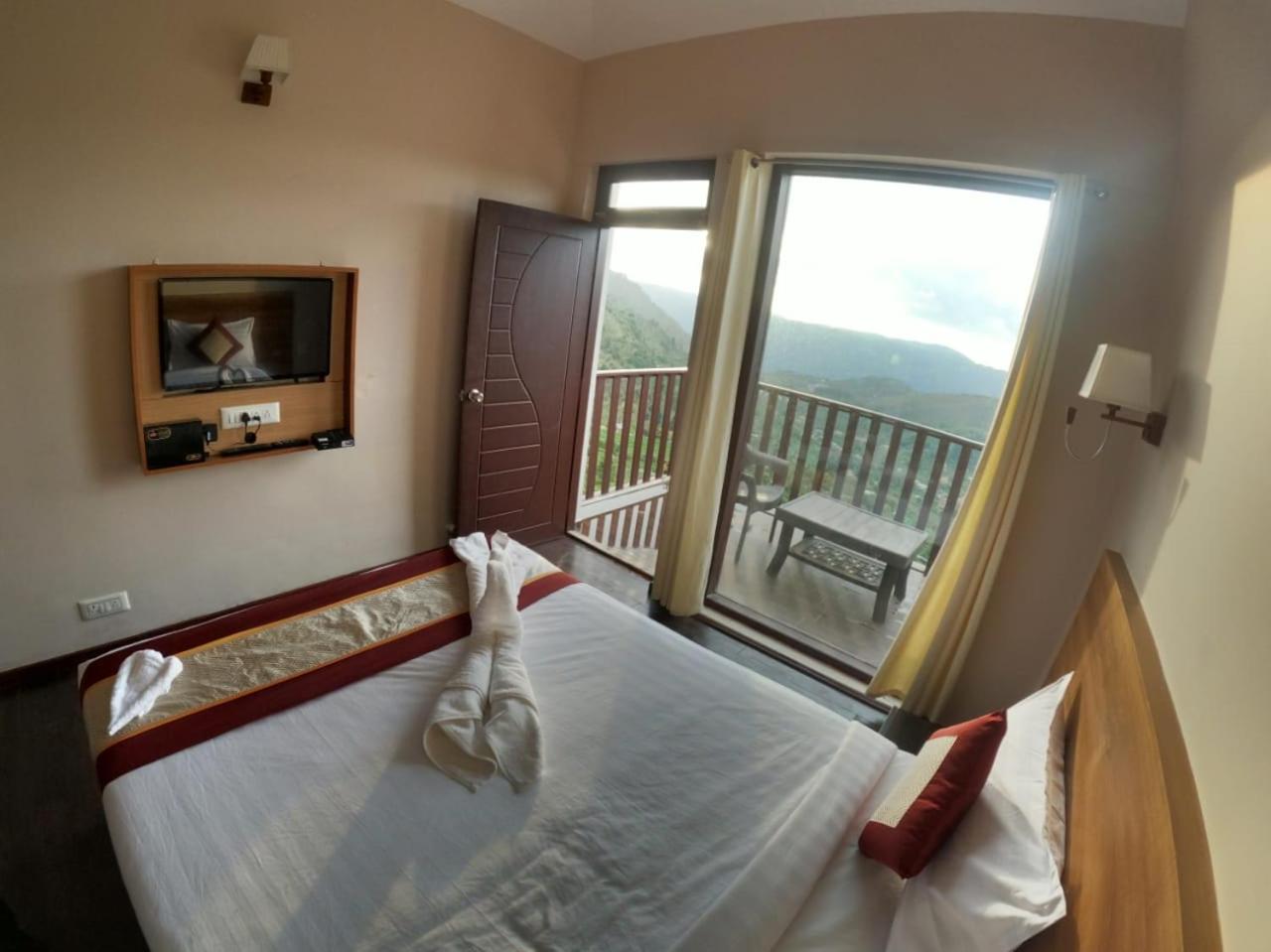 Queen Room with Balcony - Photo 4