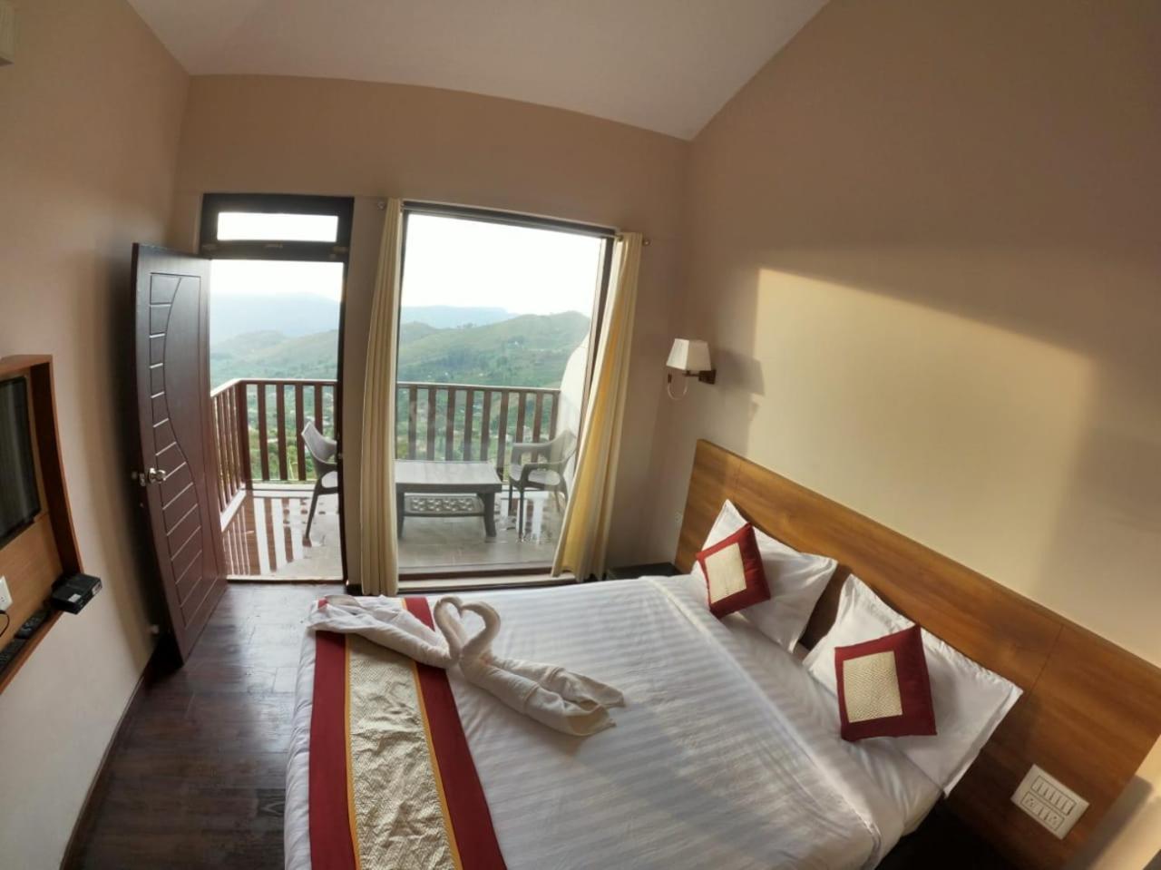 Queen Room with Balcony - Photo 5