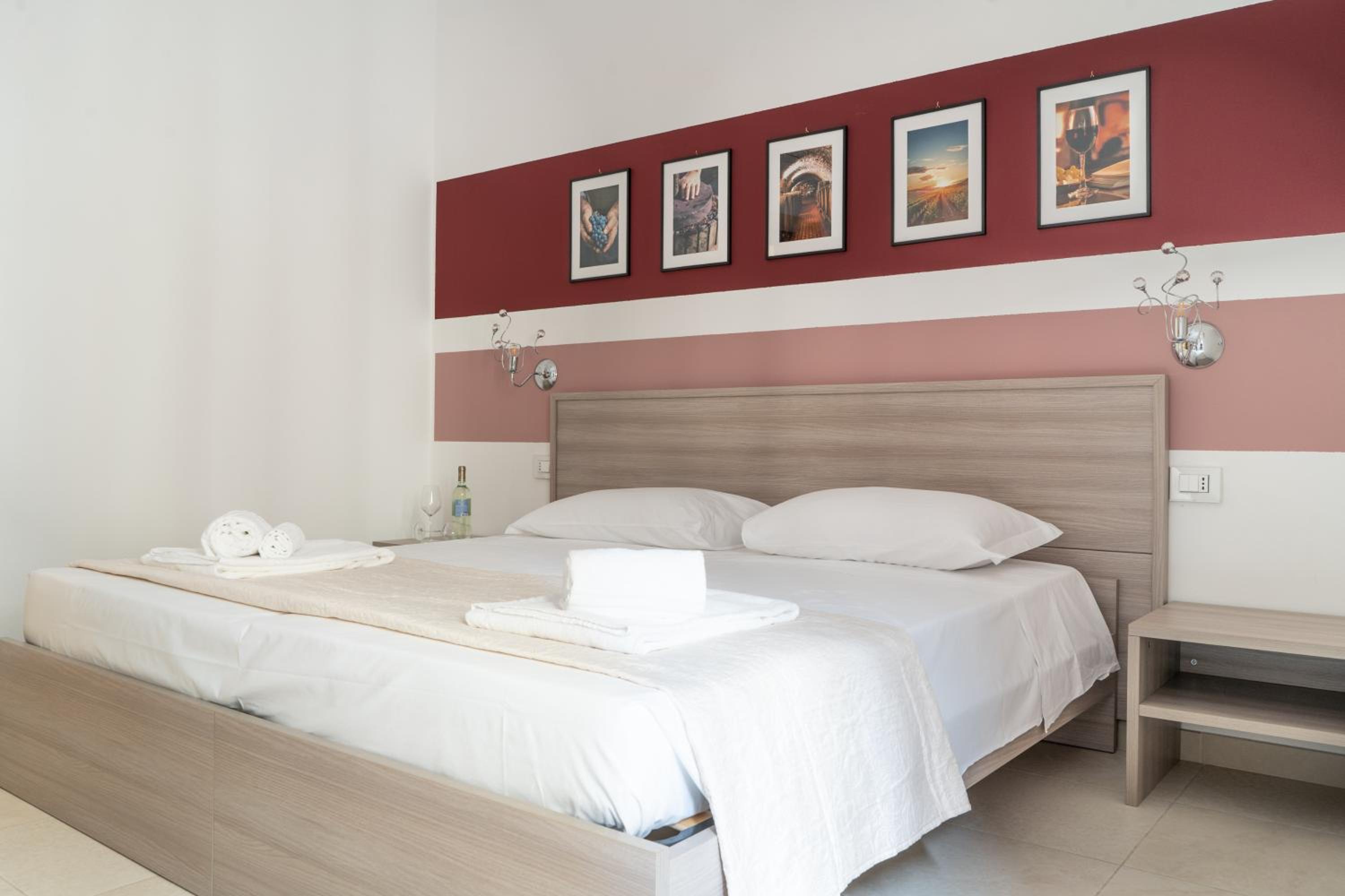 Double Room with Private External Bathroom - Photo 1