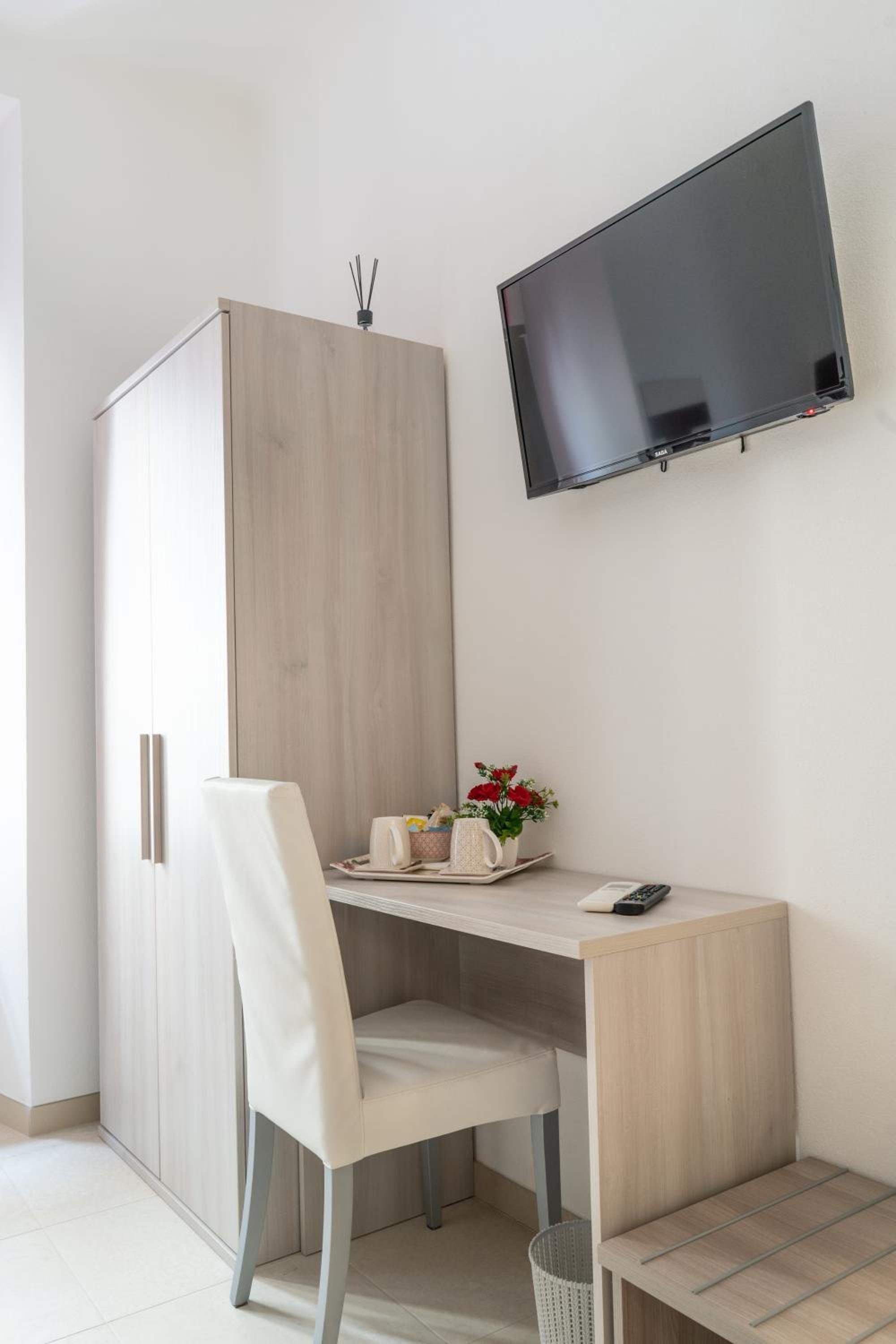 Double Room with Private External Bathroom - Photo 7