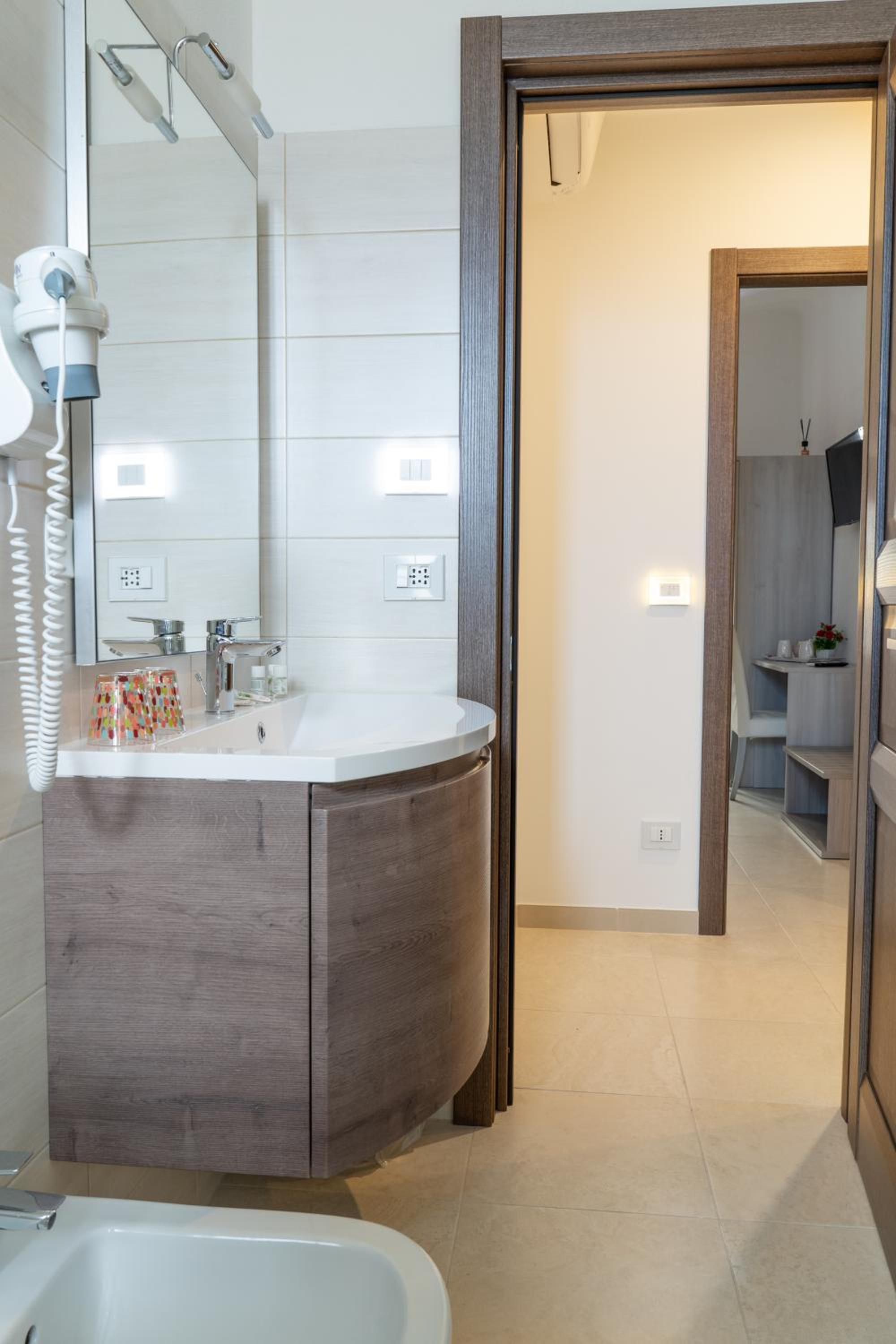 Double Room with Private External Bathroom - Photo 4