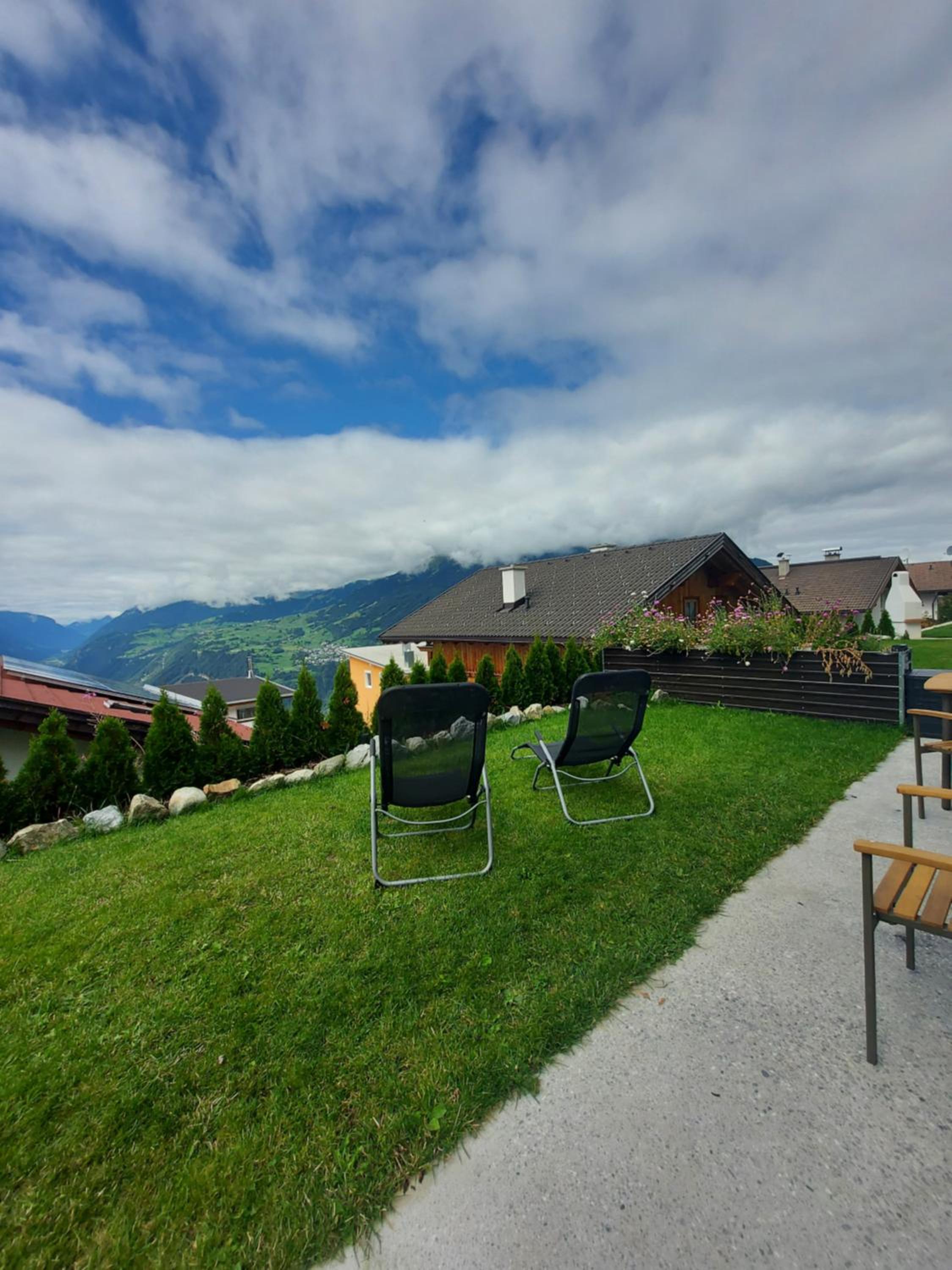 Apartment with Mountain View photo 2