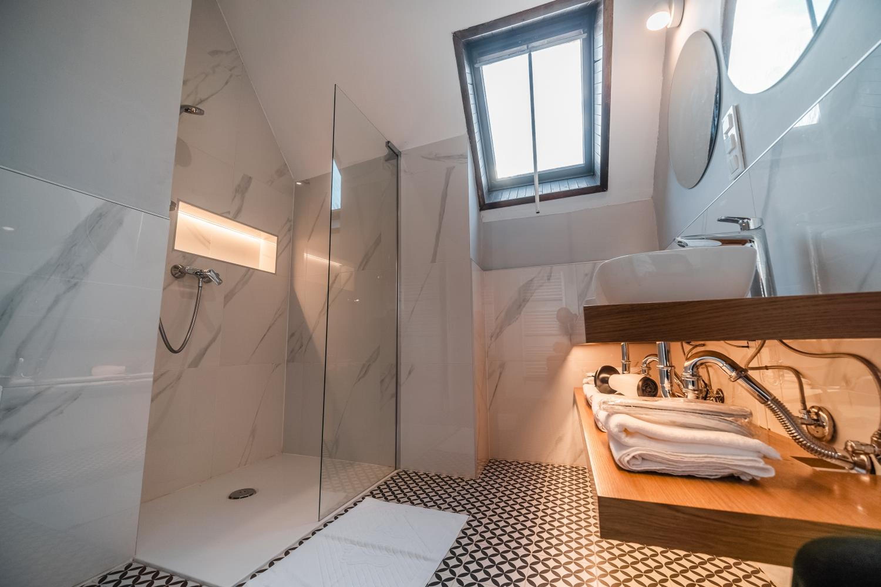 Three-Bedroom Apartment - Photo 4