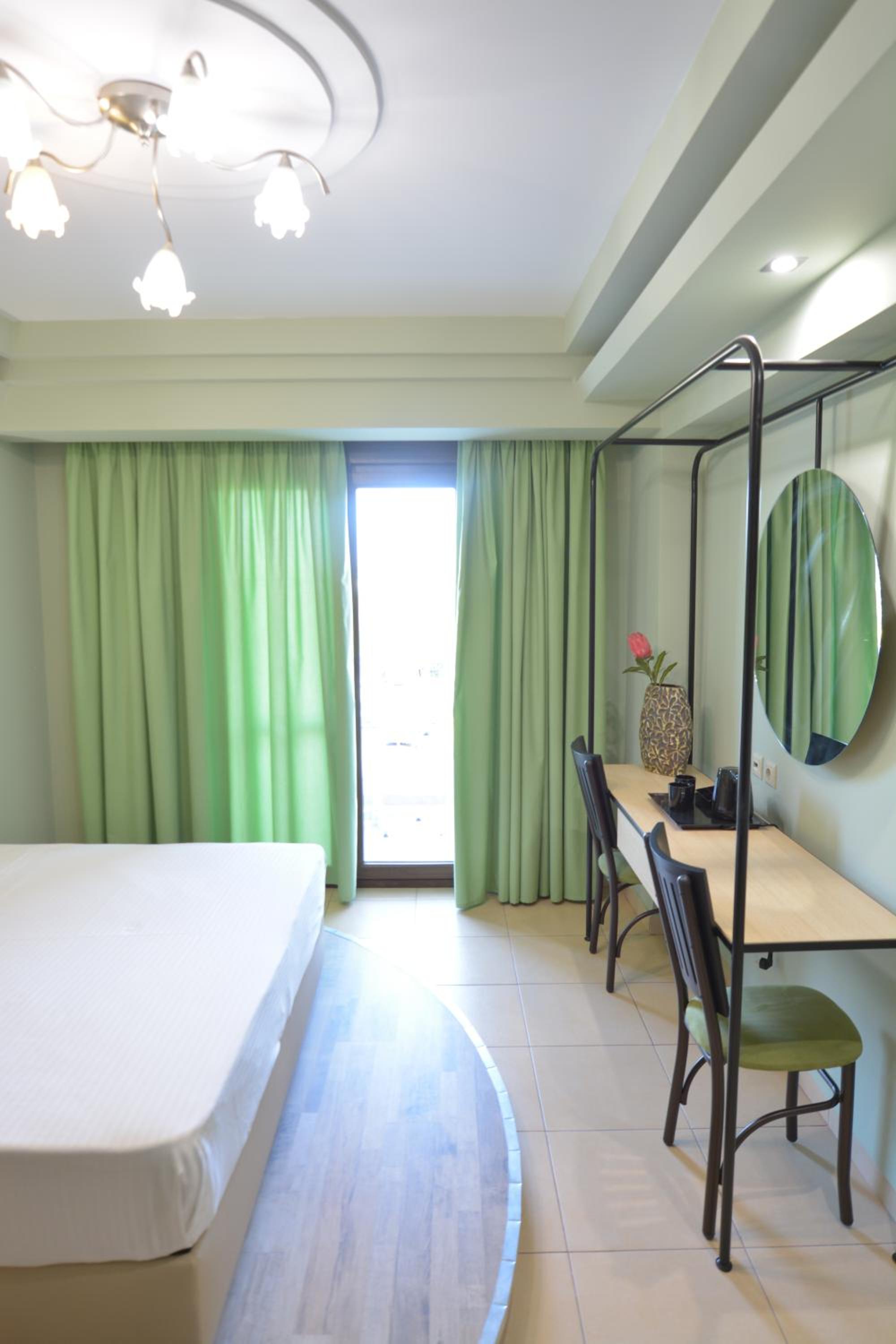 Suite - Photo 1