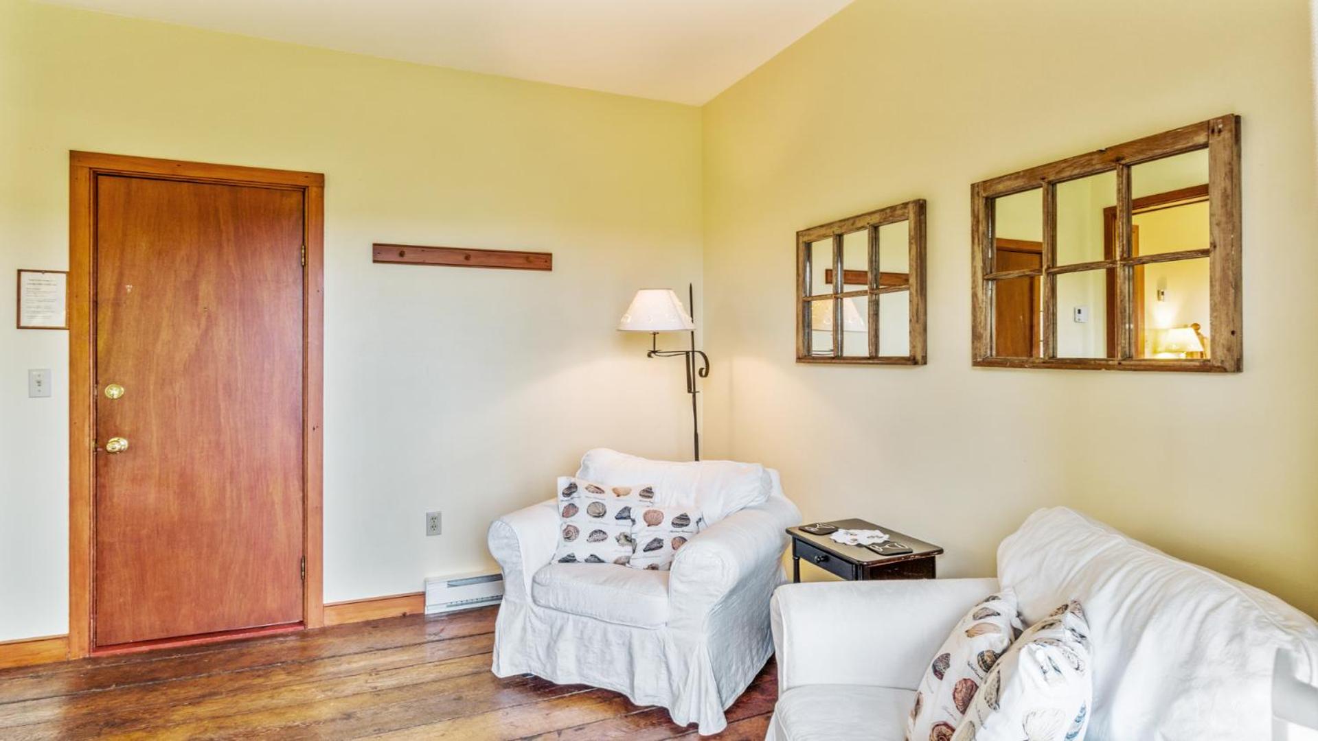 Deluxe Queen Room with Balcony and Sea View