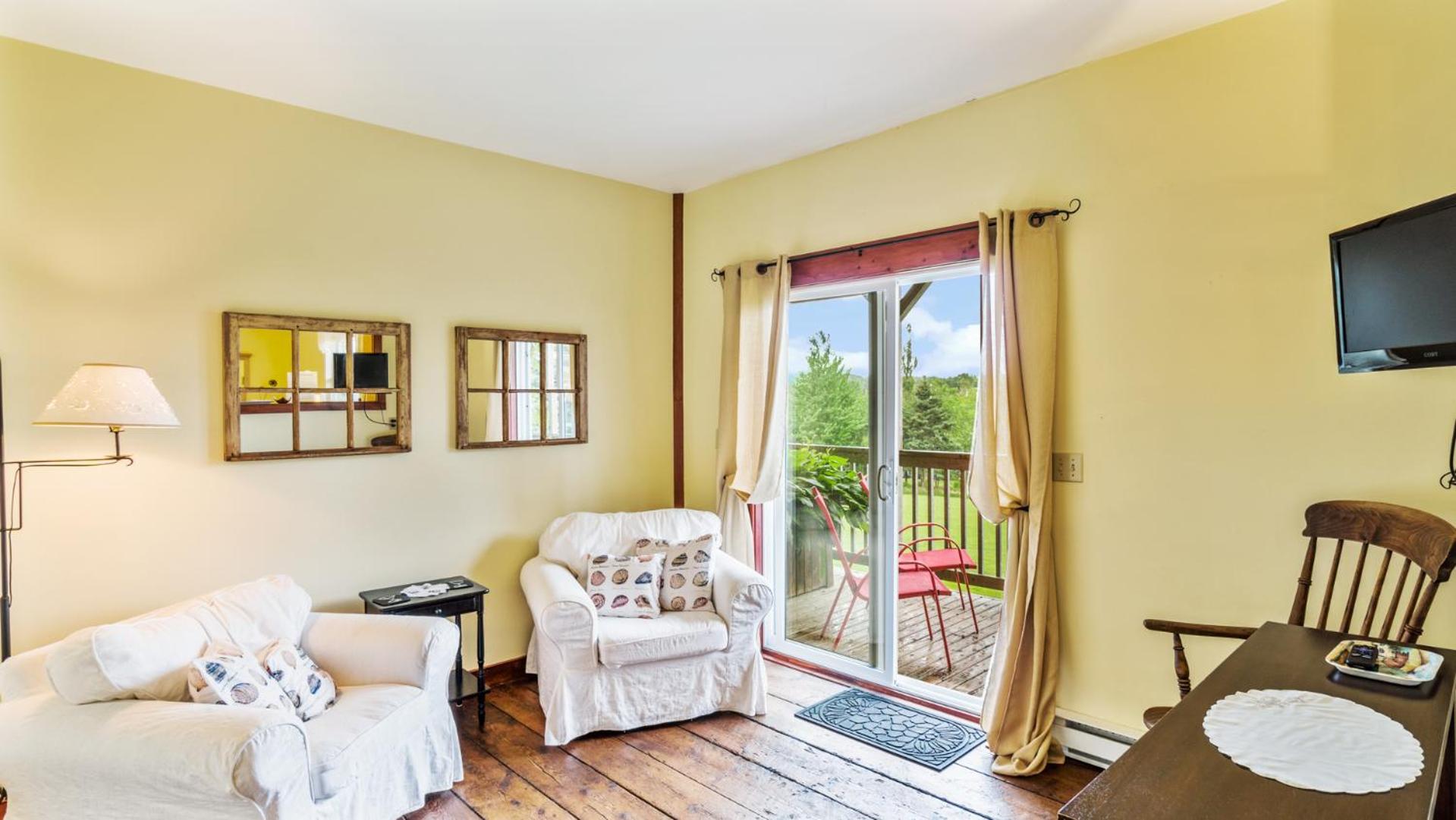 Deluxe Queen Room with Balcony and Sea View photo 2