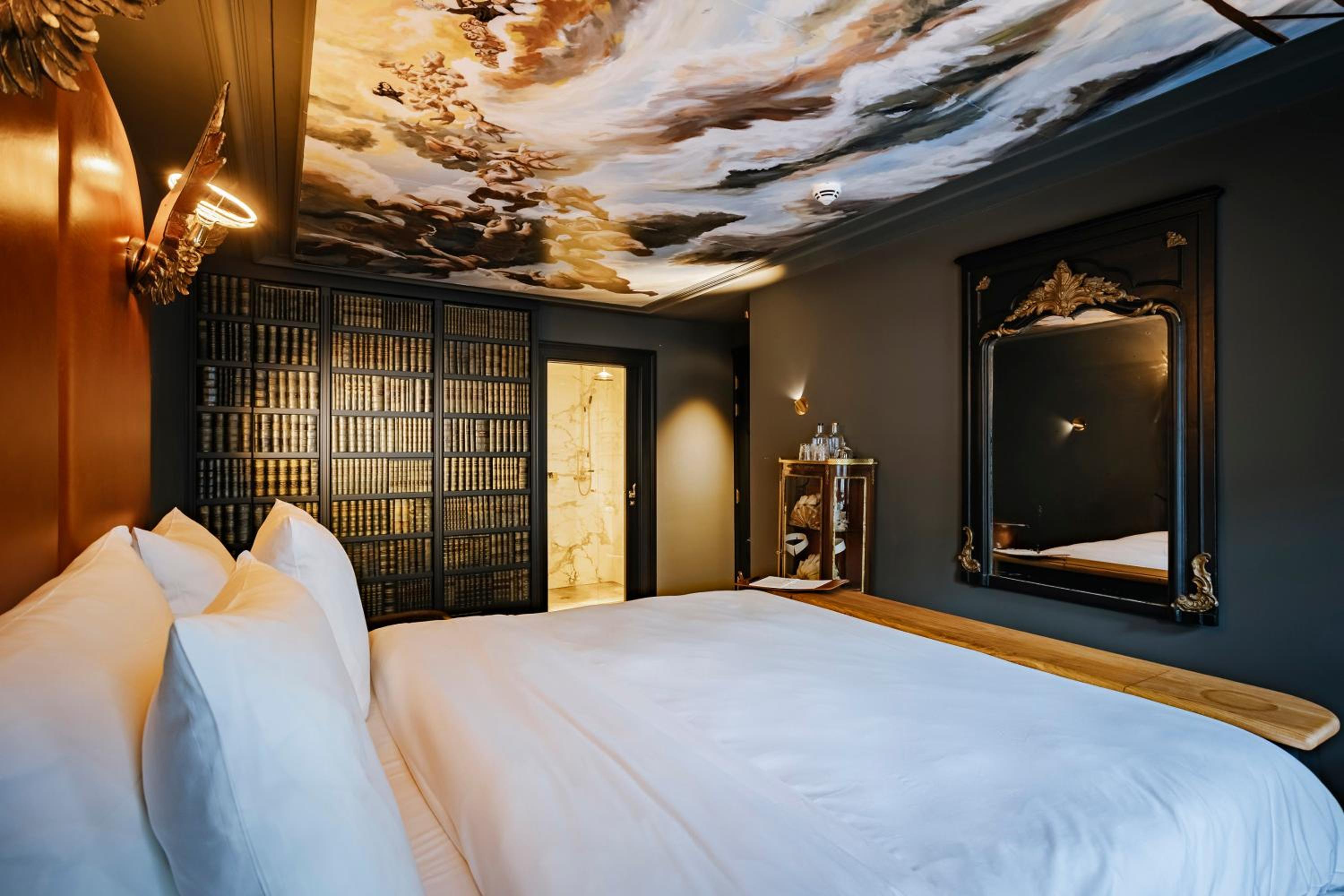 Deluxe Double Room (Benedictus de Spinoza) thumbnail 5