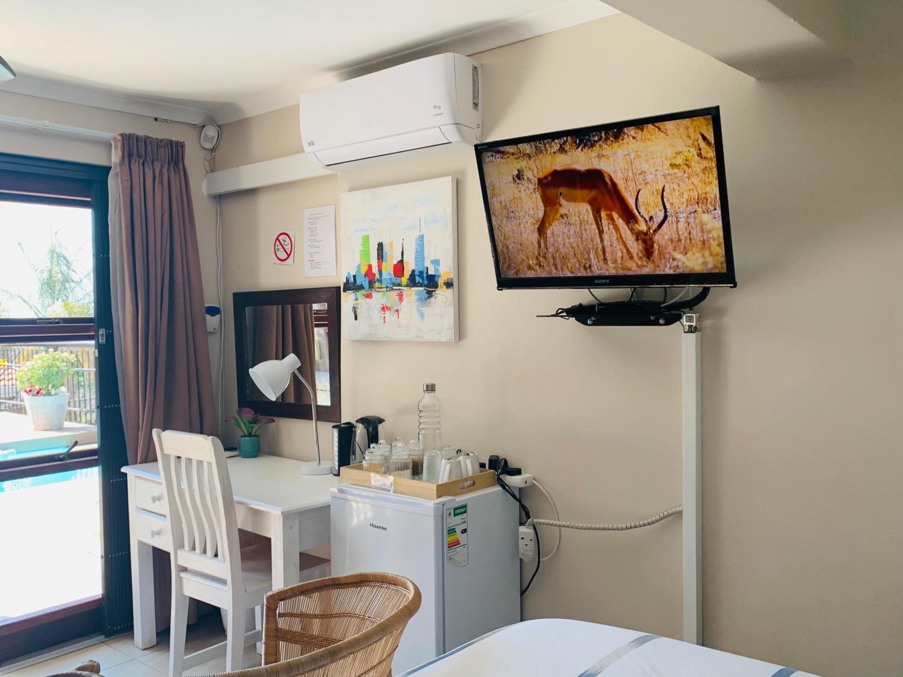 Deluxe Double or Twin Room with Pool View - Photo 1