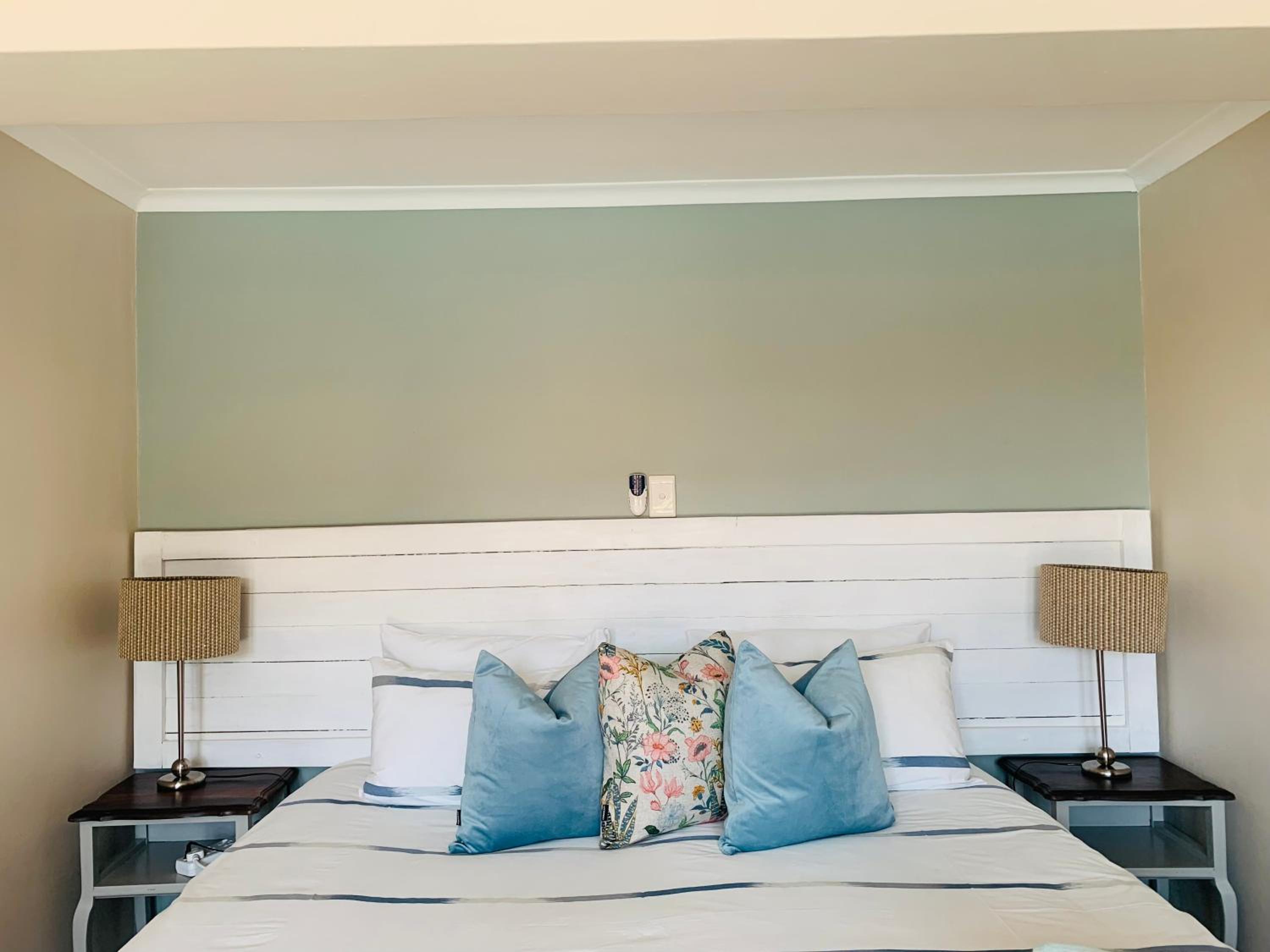 Deluxe Double or Twin Room with Pool View - Photo 10
