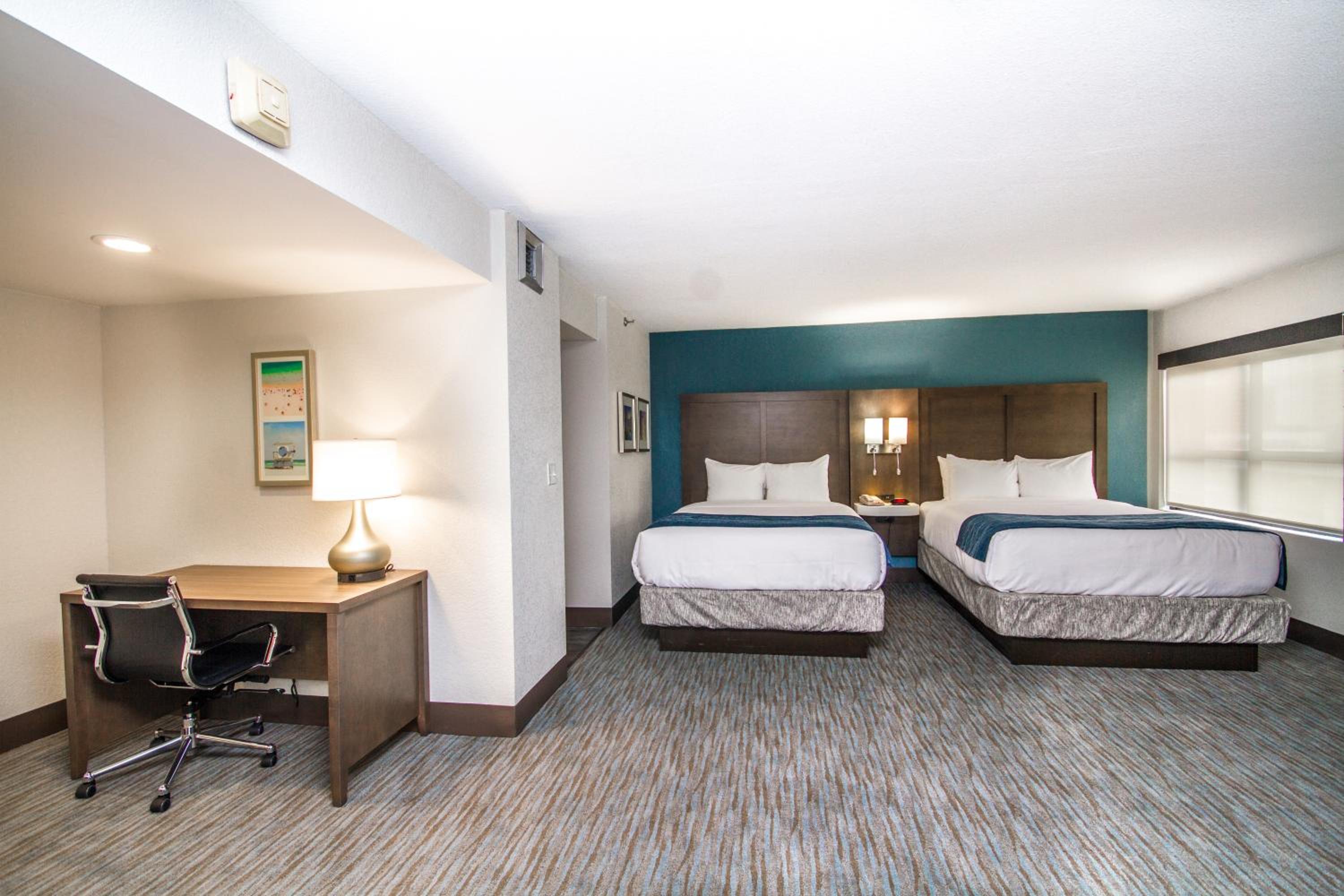Queen Suite with Two Queen Beds - Non-Smoking thumbnail 5