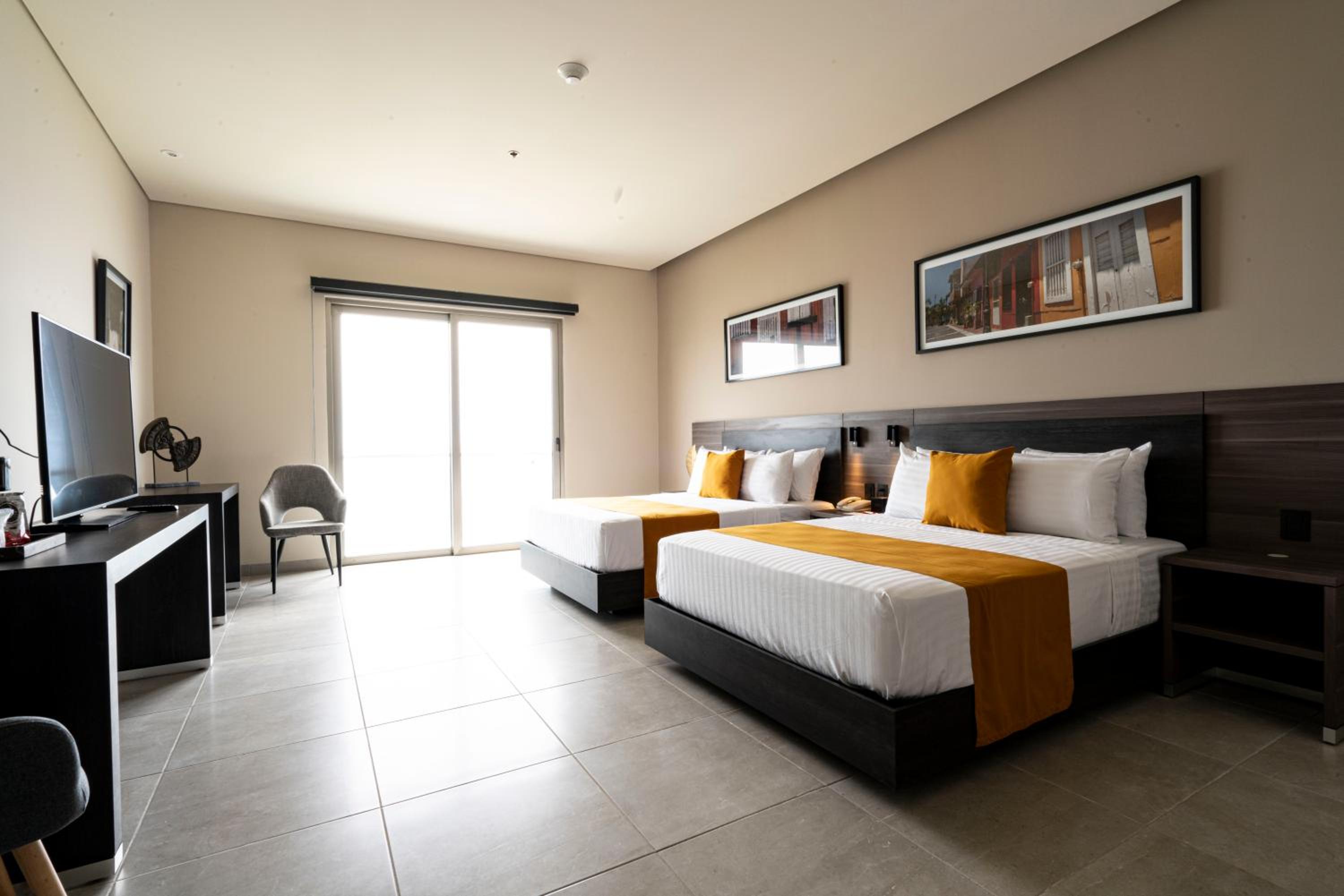 Queen Room with Two Queen Beds and Ocean View - Photo 3