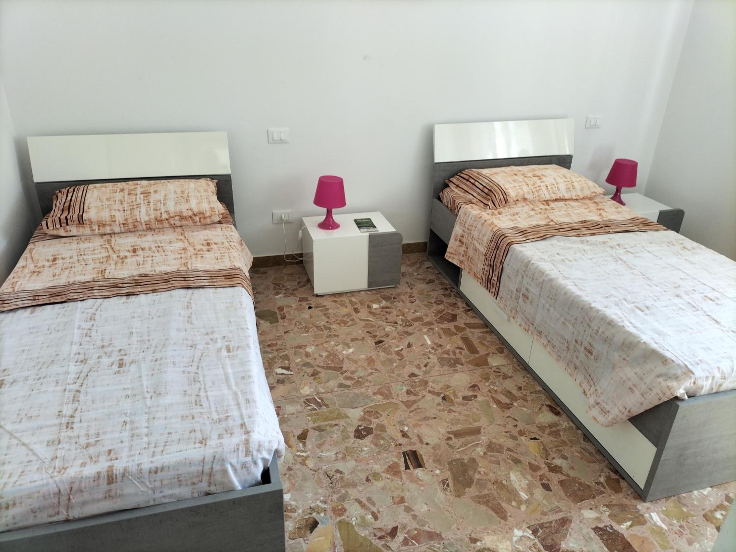 Budget Twin Room - Photo 1