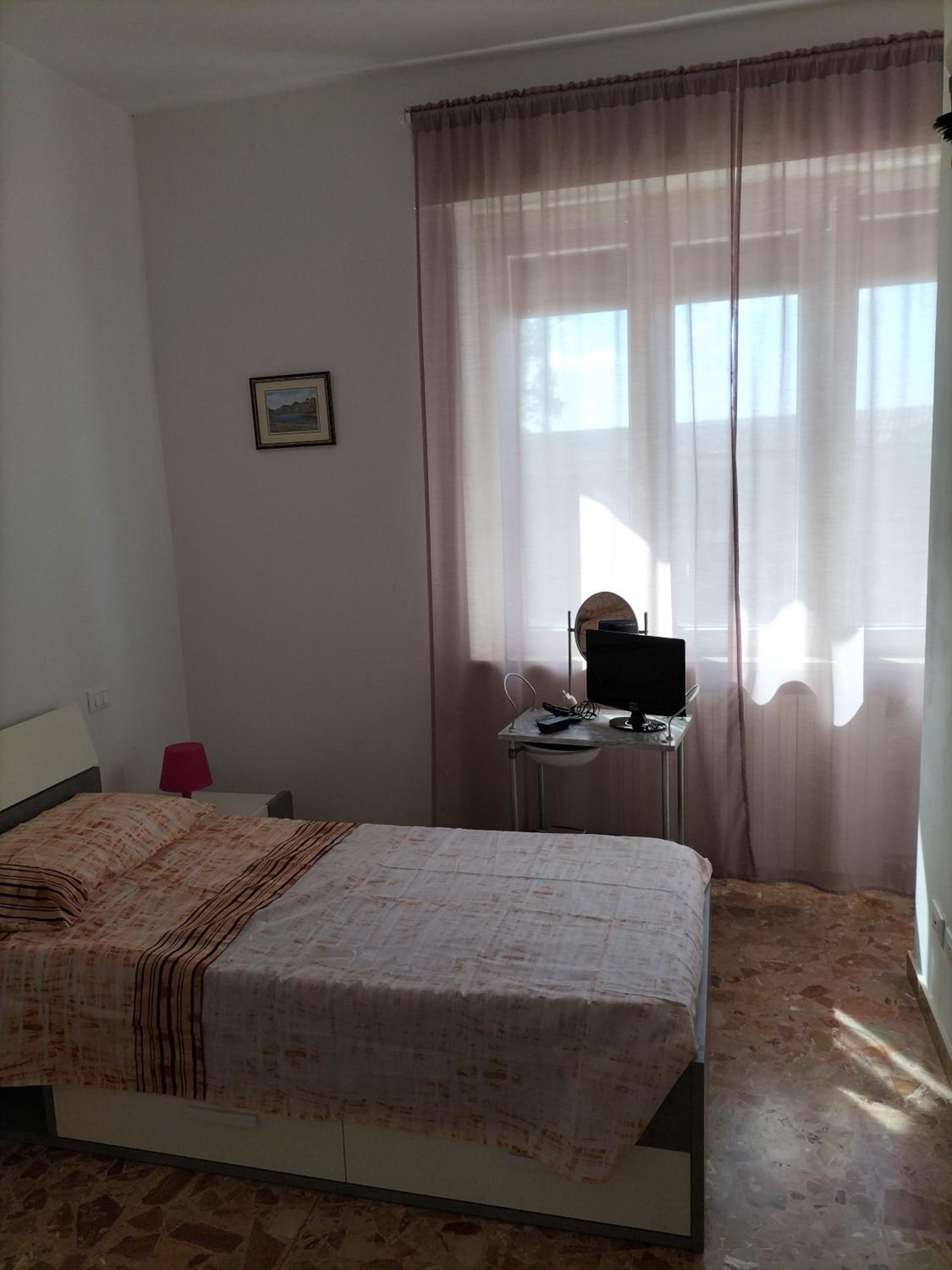 Budget Twin Room - Photo 2