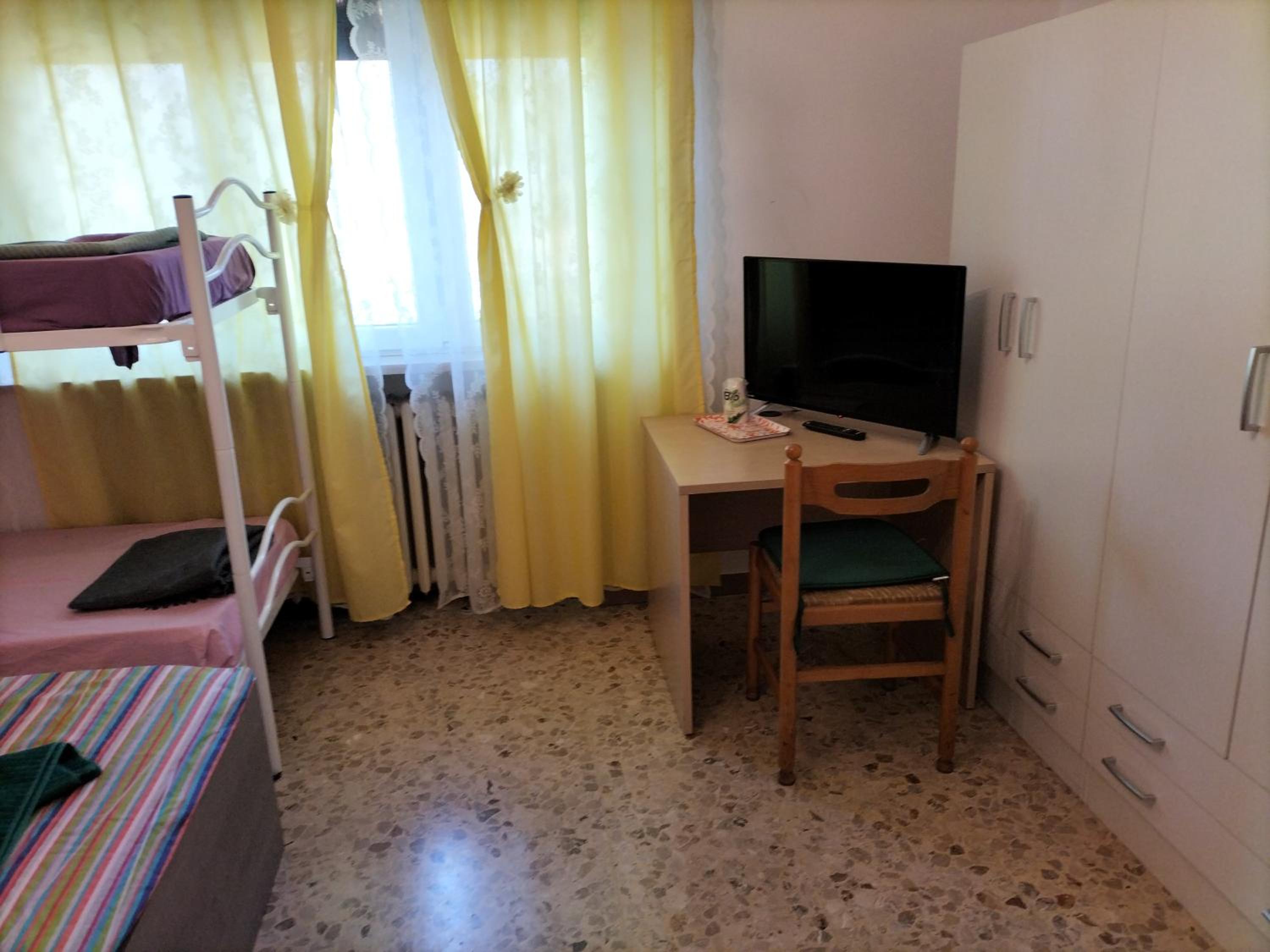 Quadruple Room with Private Bathroom - Photo 12