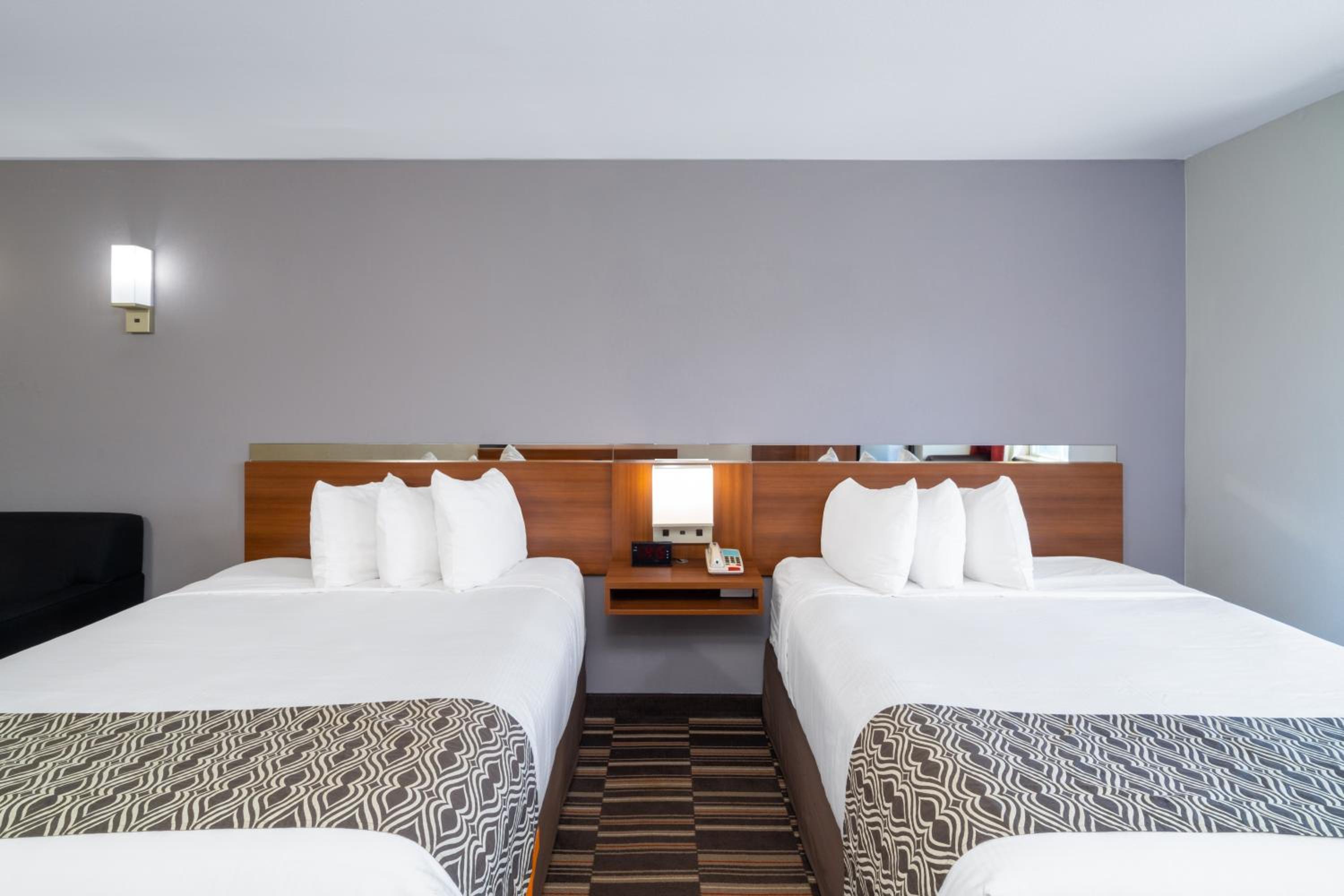 Queen Room with Two Queen Beds - Non-Smoking - Photo 4