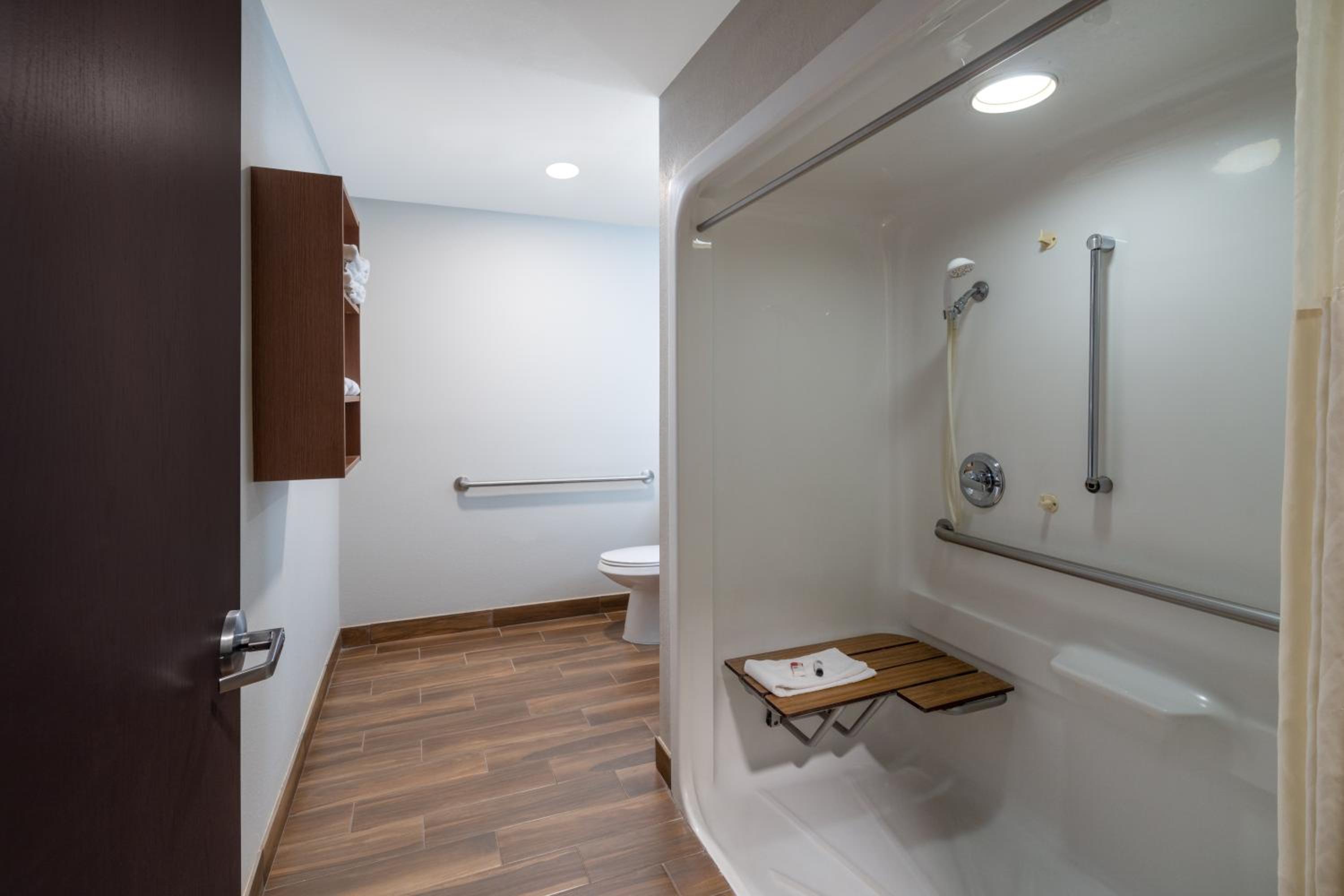 Queen Room - Disability Access with Roll In Shower /Non-Smoking  - Photo 2