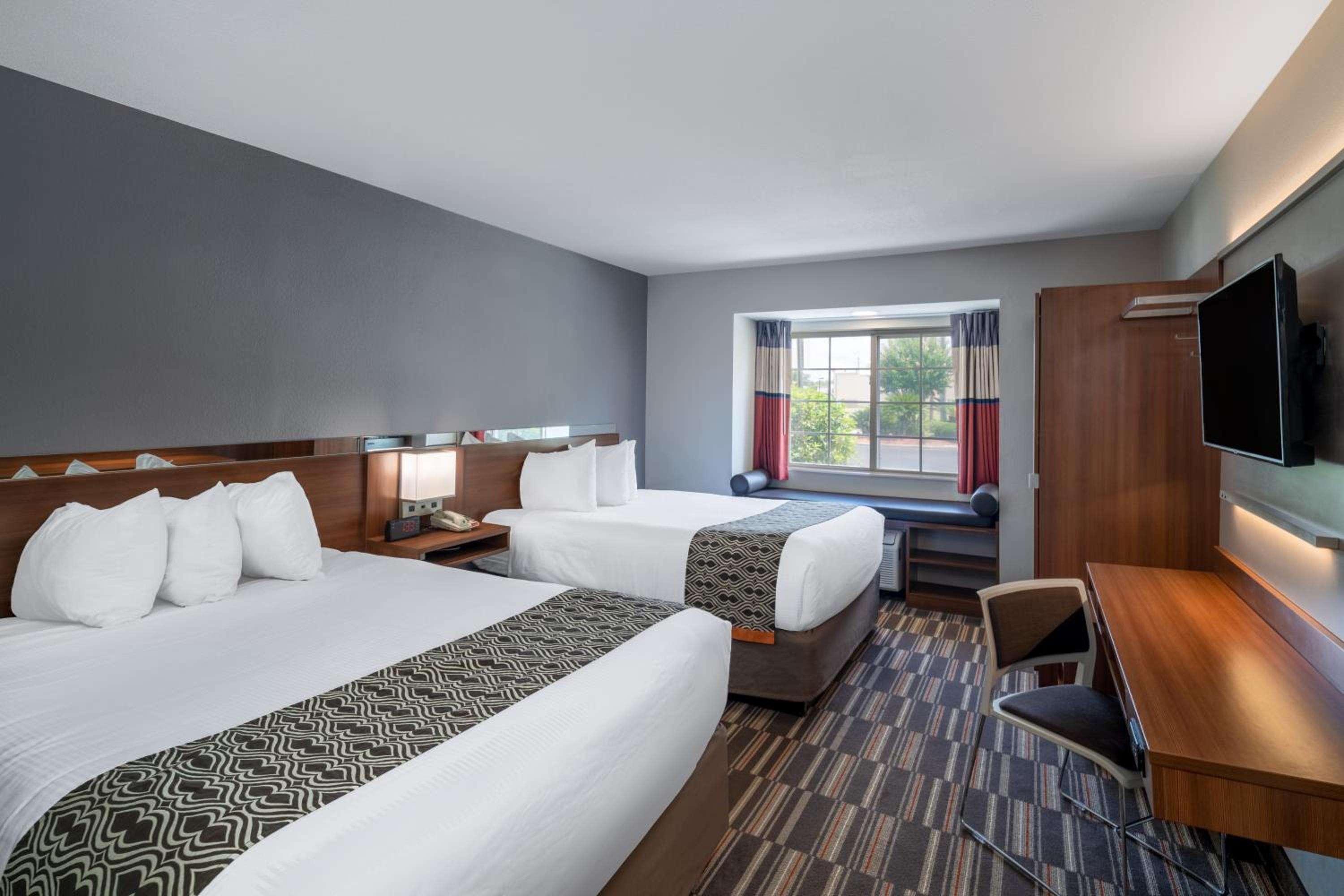 Queen Room with Two Queen Beds - Non-Smoking - Photo 1