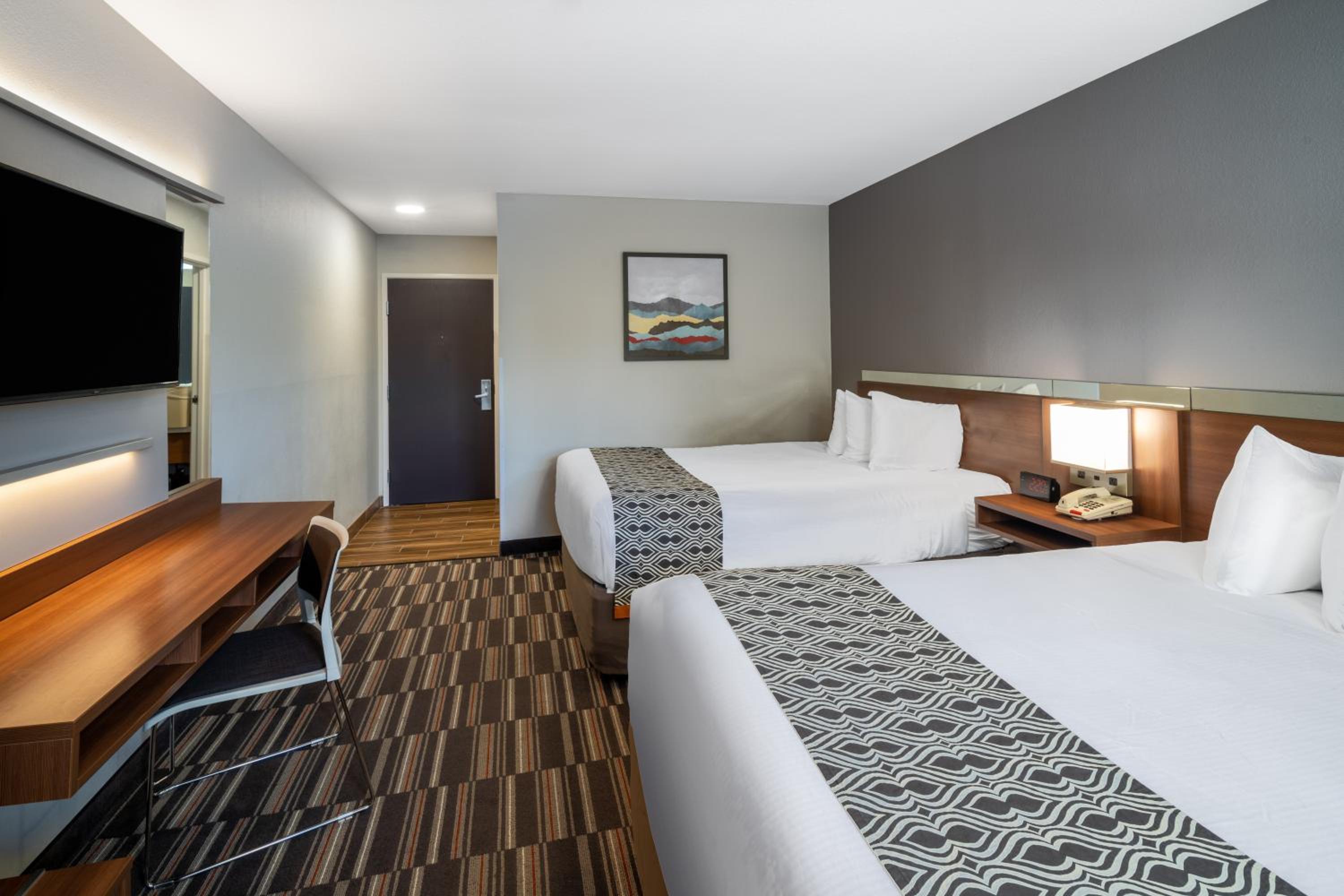 Queen Room with Two Queen Beds - Non-Smoking - Photo 3