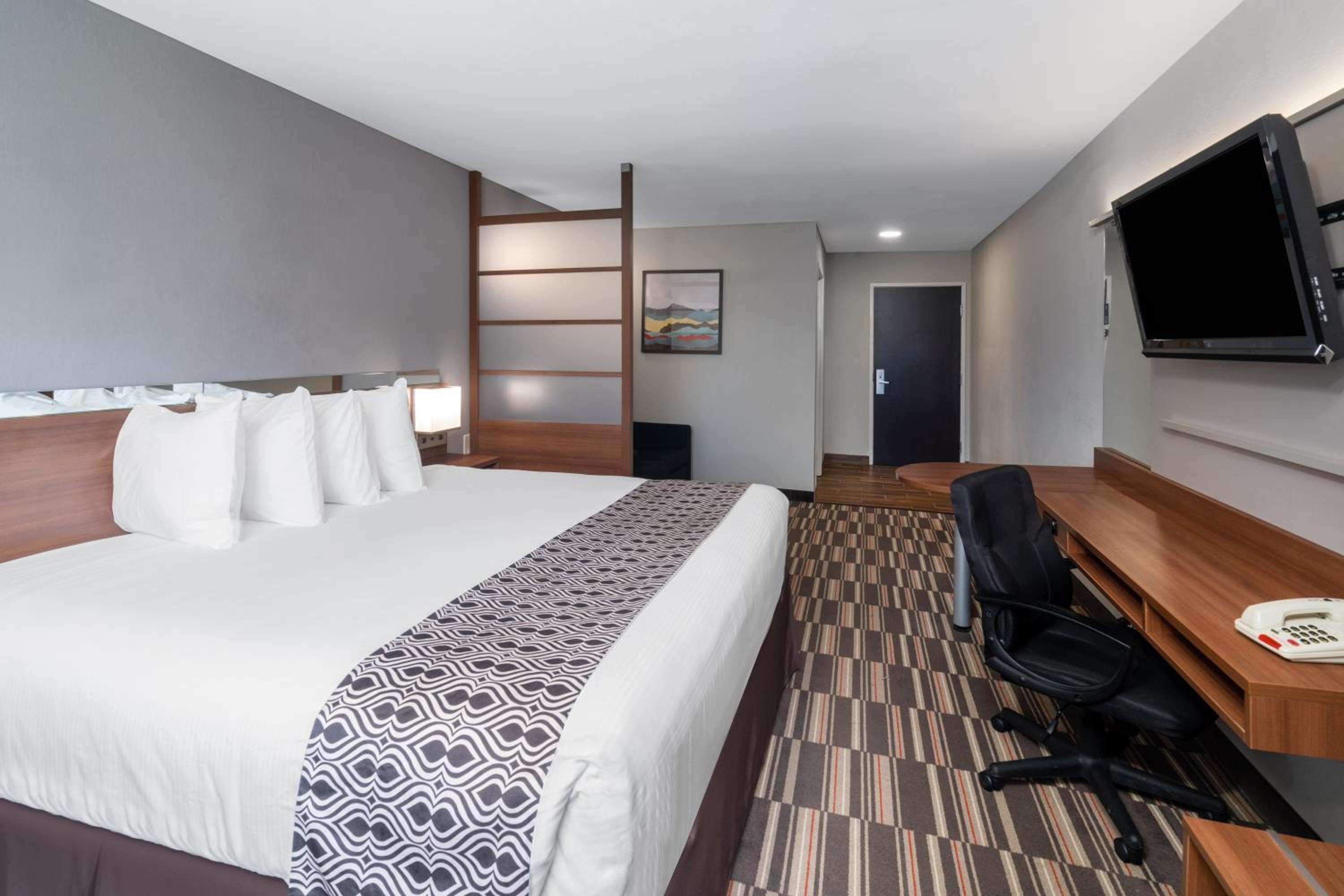 King Room - Non-Smoking - Photo 3