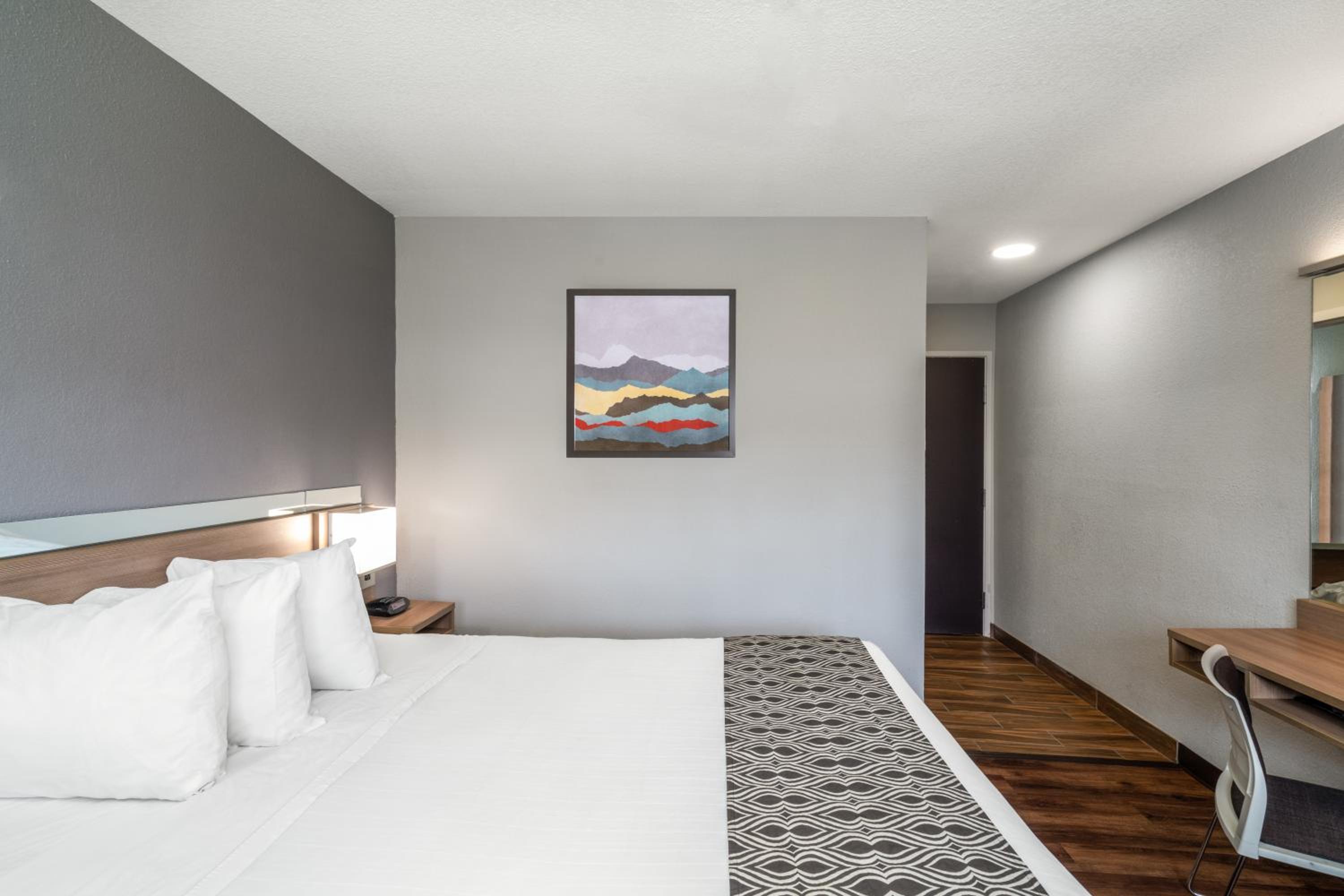 King Room - Non-Smoking - Photo 8