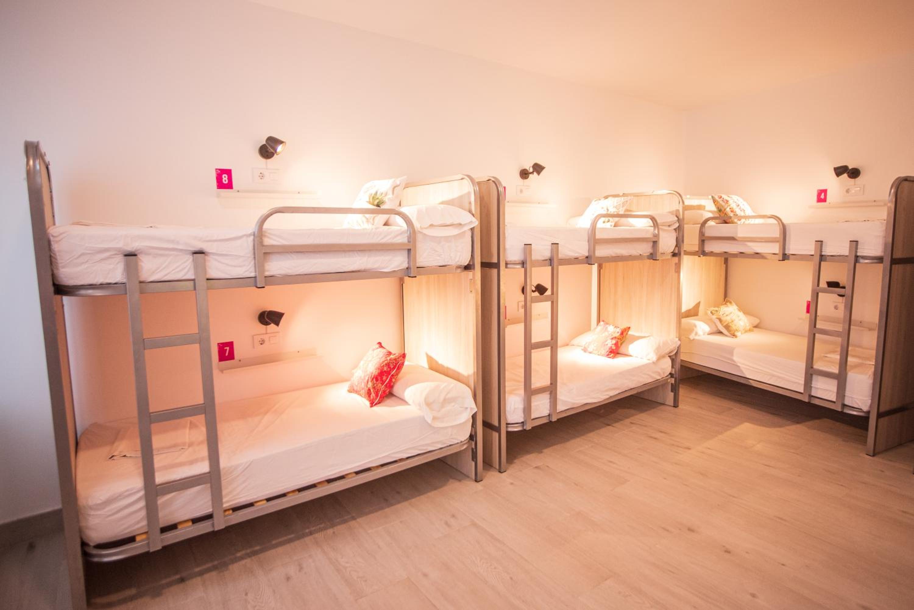 Cama en Habitación Compartida Femenina de 8 Camas