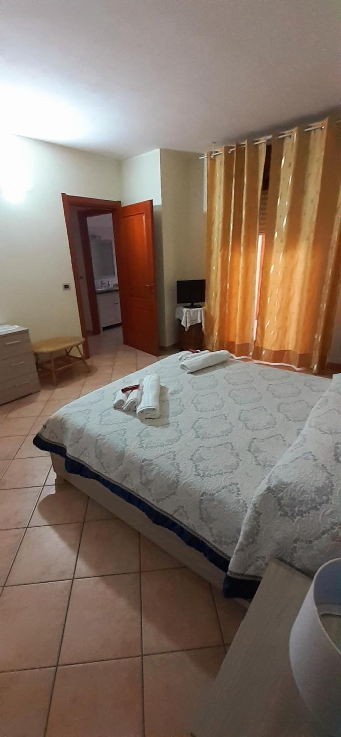 Large Double Room with Private Bathroom photo 2
