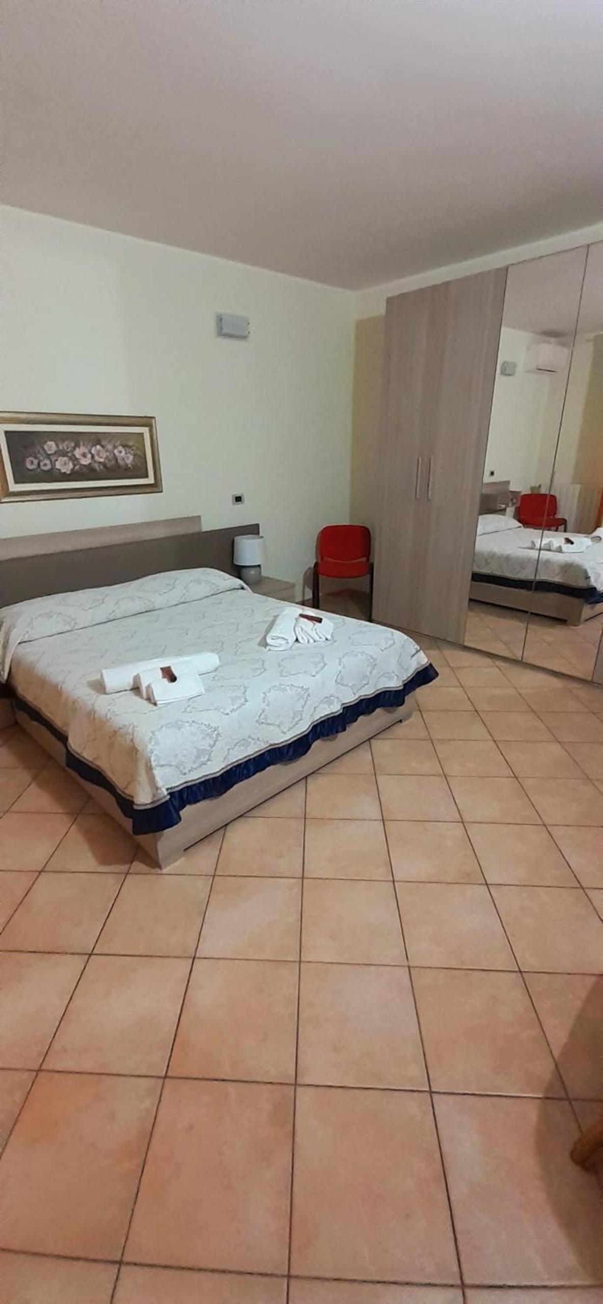 Large Double Room with Private Bathroom photo 2