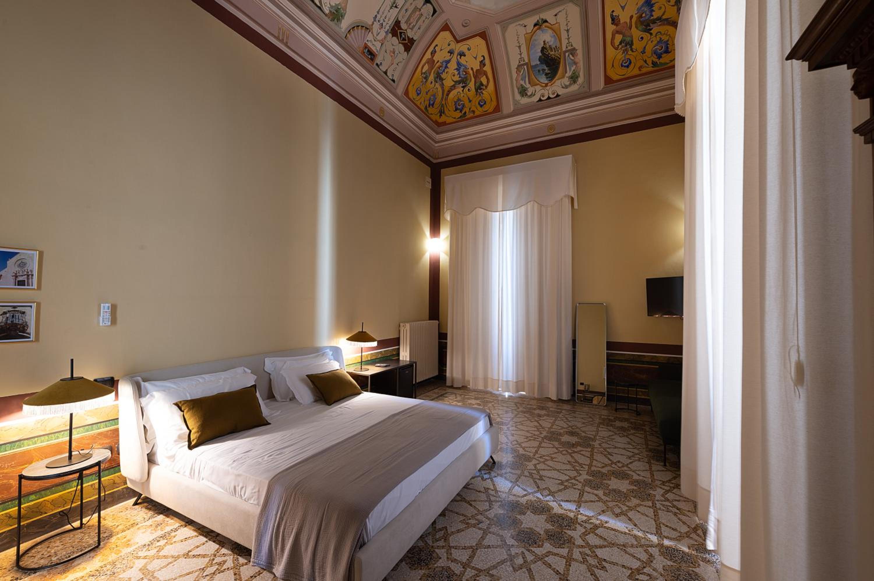 Deluxe Double Room with Balcony photo 3