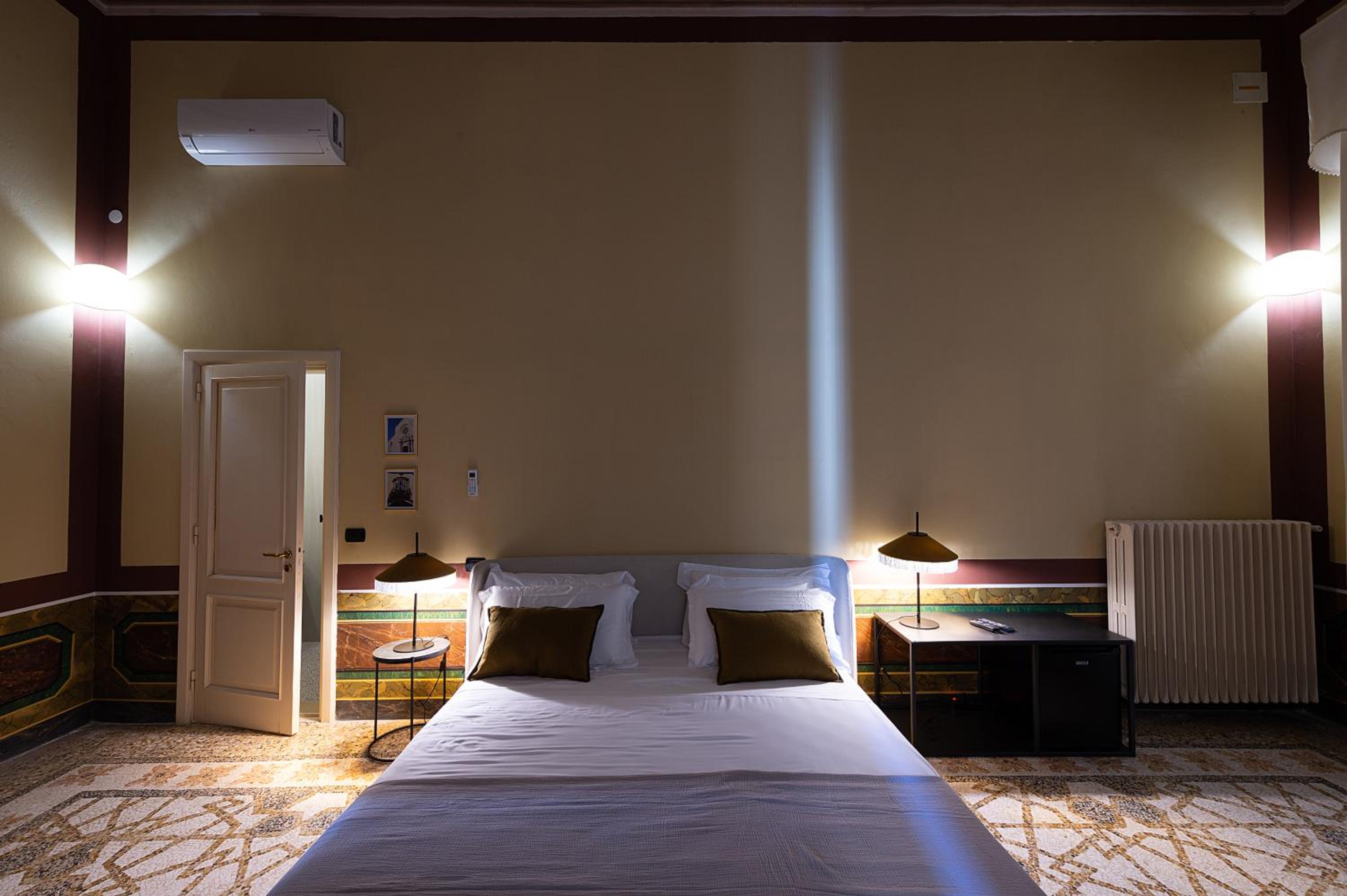 Deluxe Double Room with Balcony photo 1