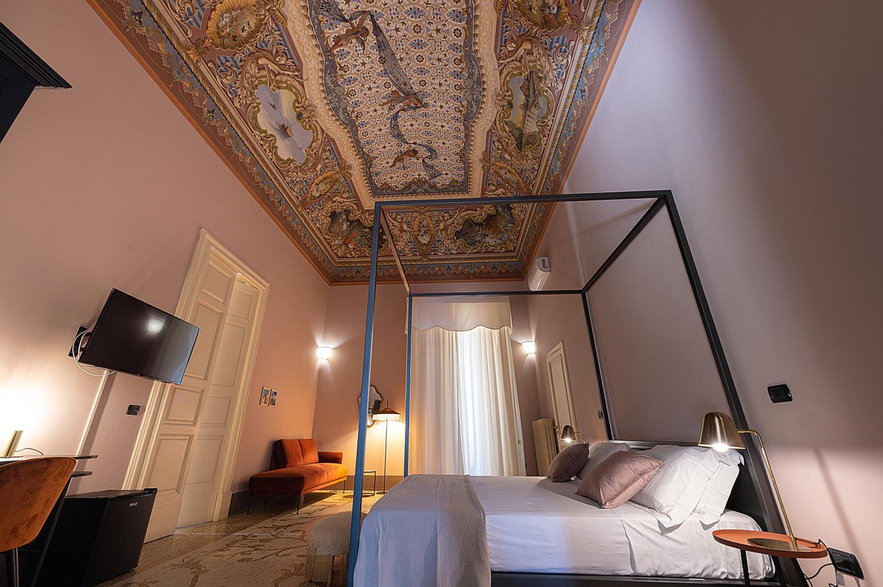 Deluxe Double Room with Balcony photo 1