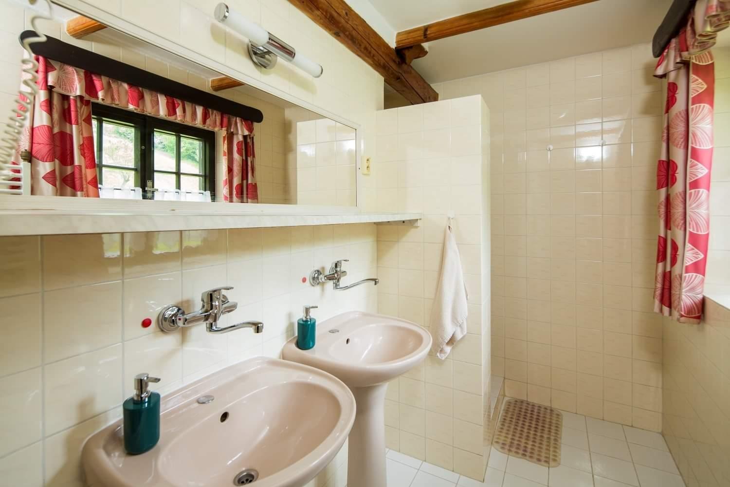Single Room with Shared Shower and Toilet photo 2