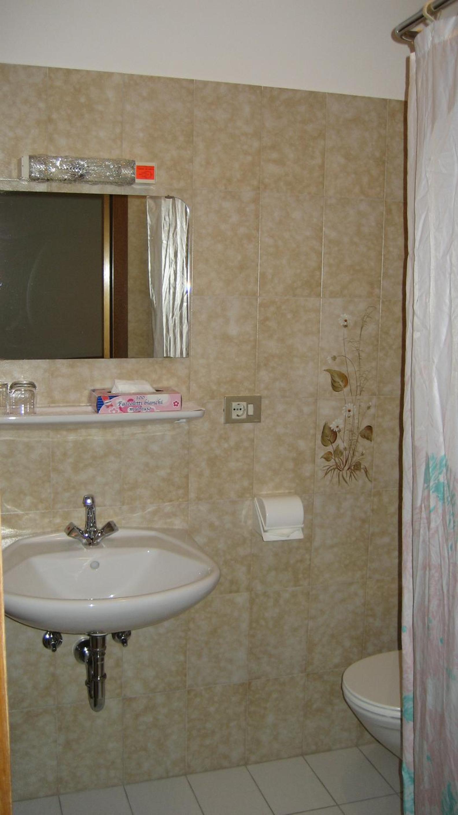 Double Room with Balcony - Photo 8