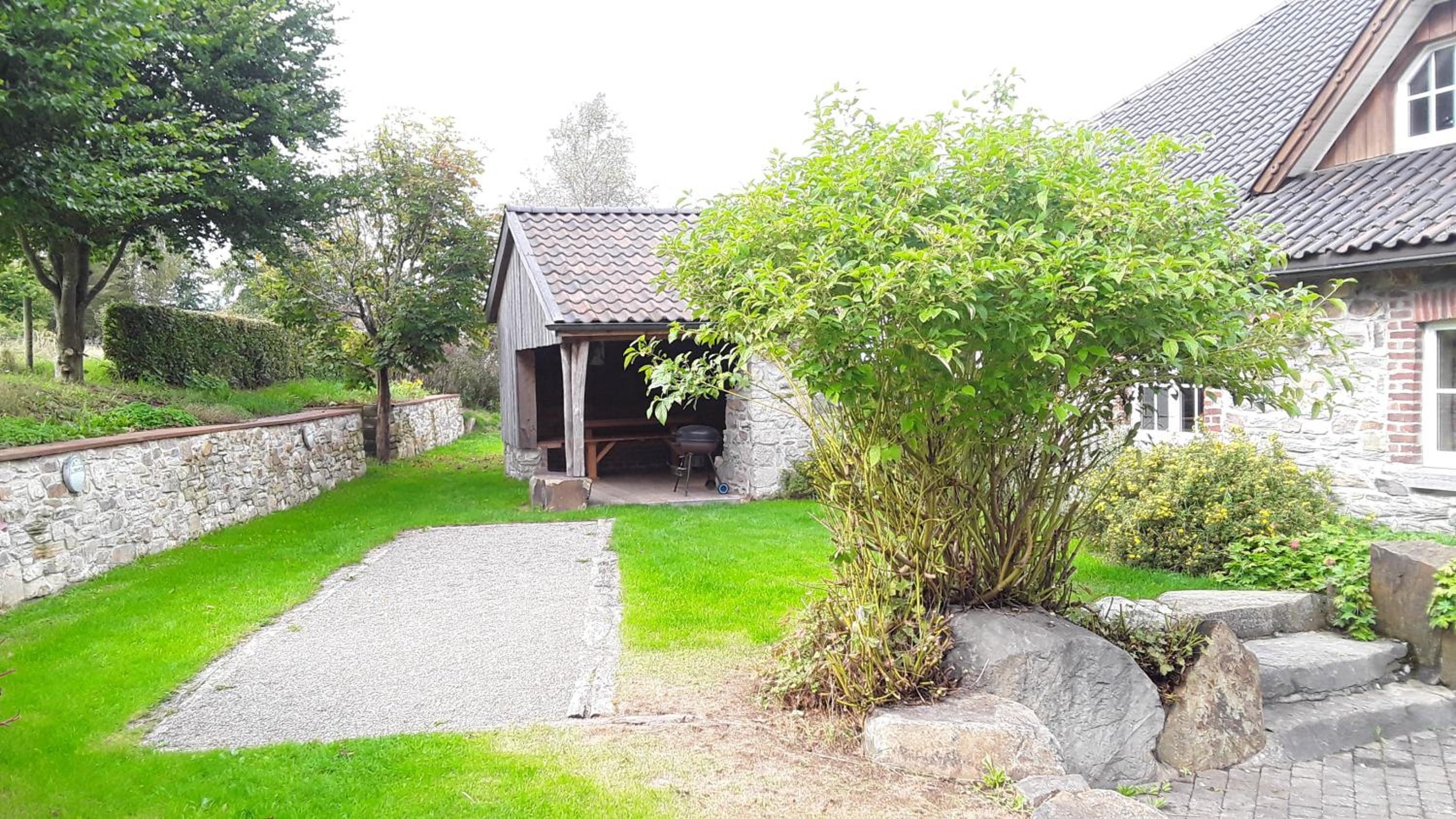 Five-Bedroom House photo 2
