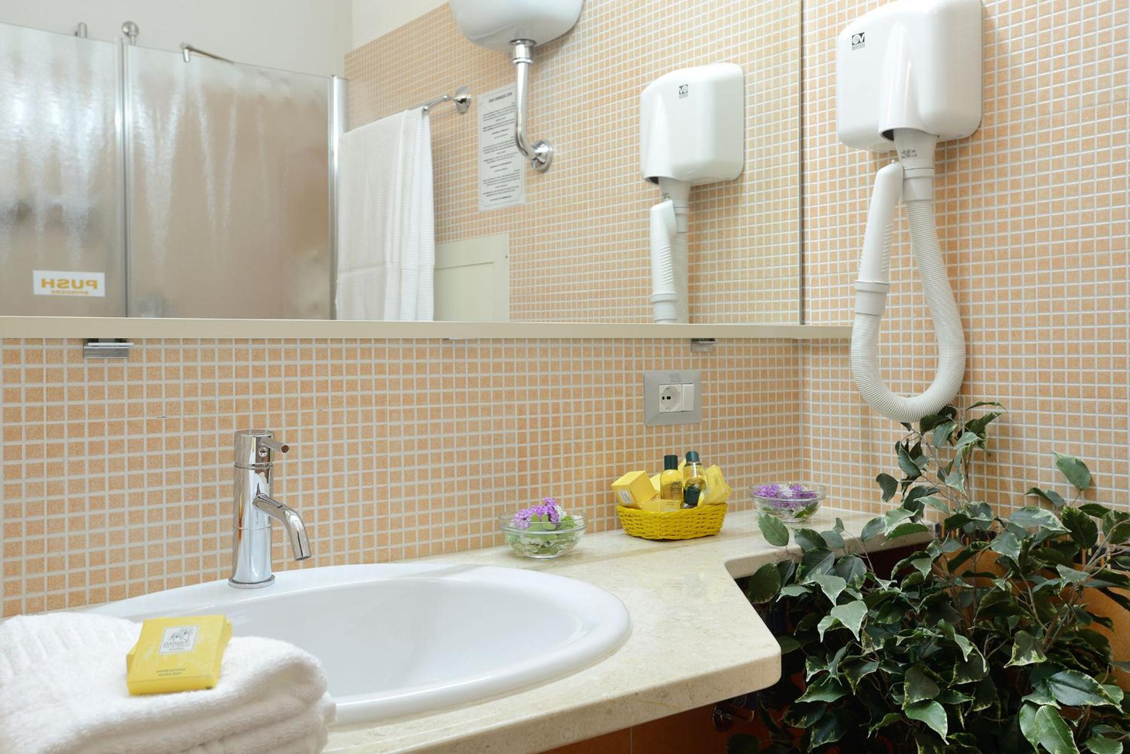 Double or Twin Room - Photo 4