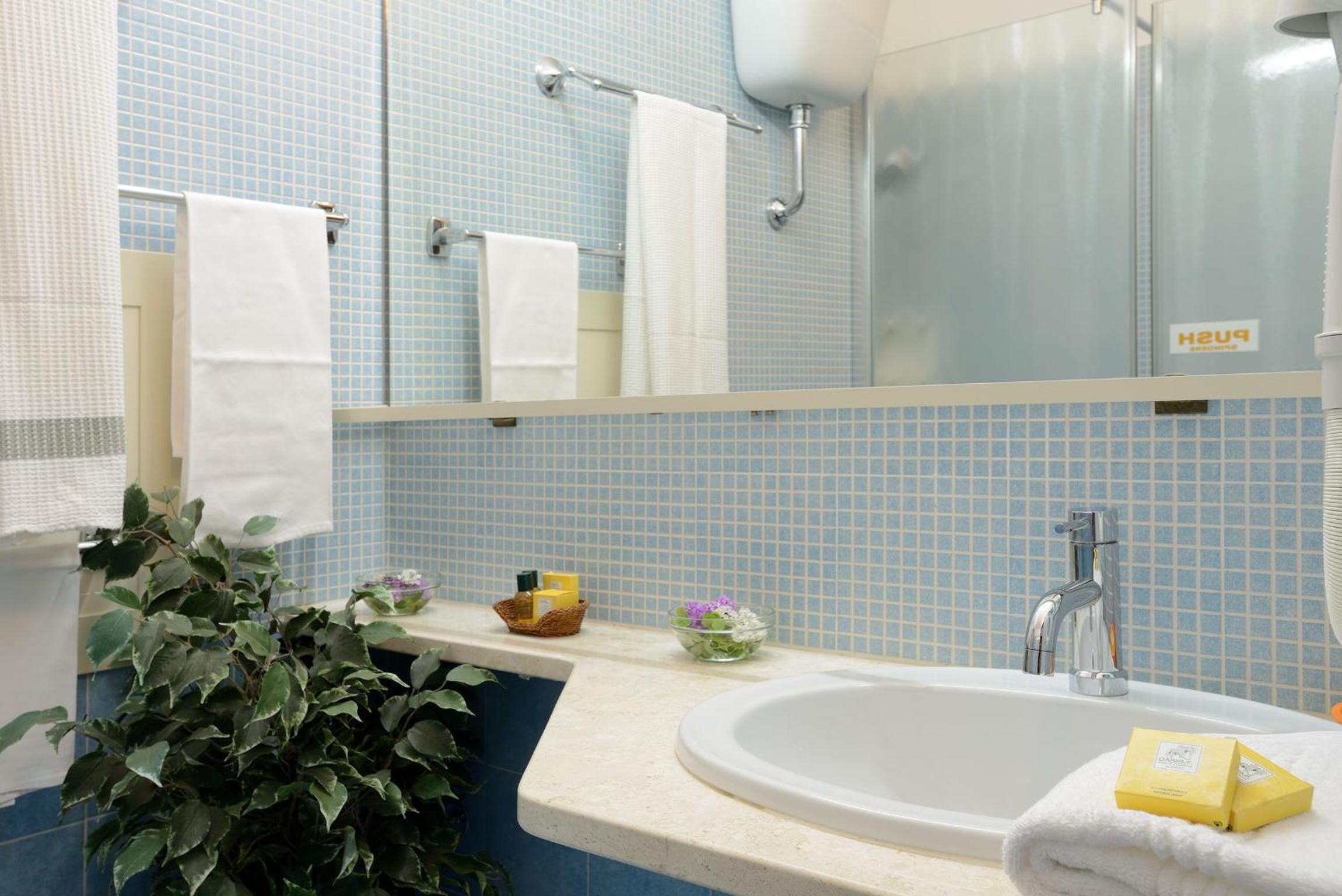 Double or Twin Room - Photo 3