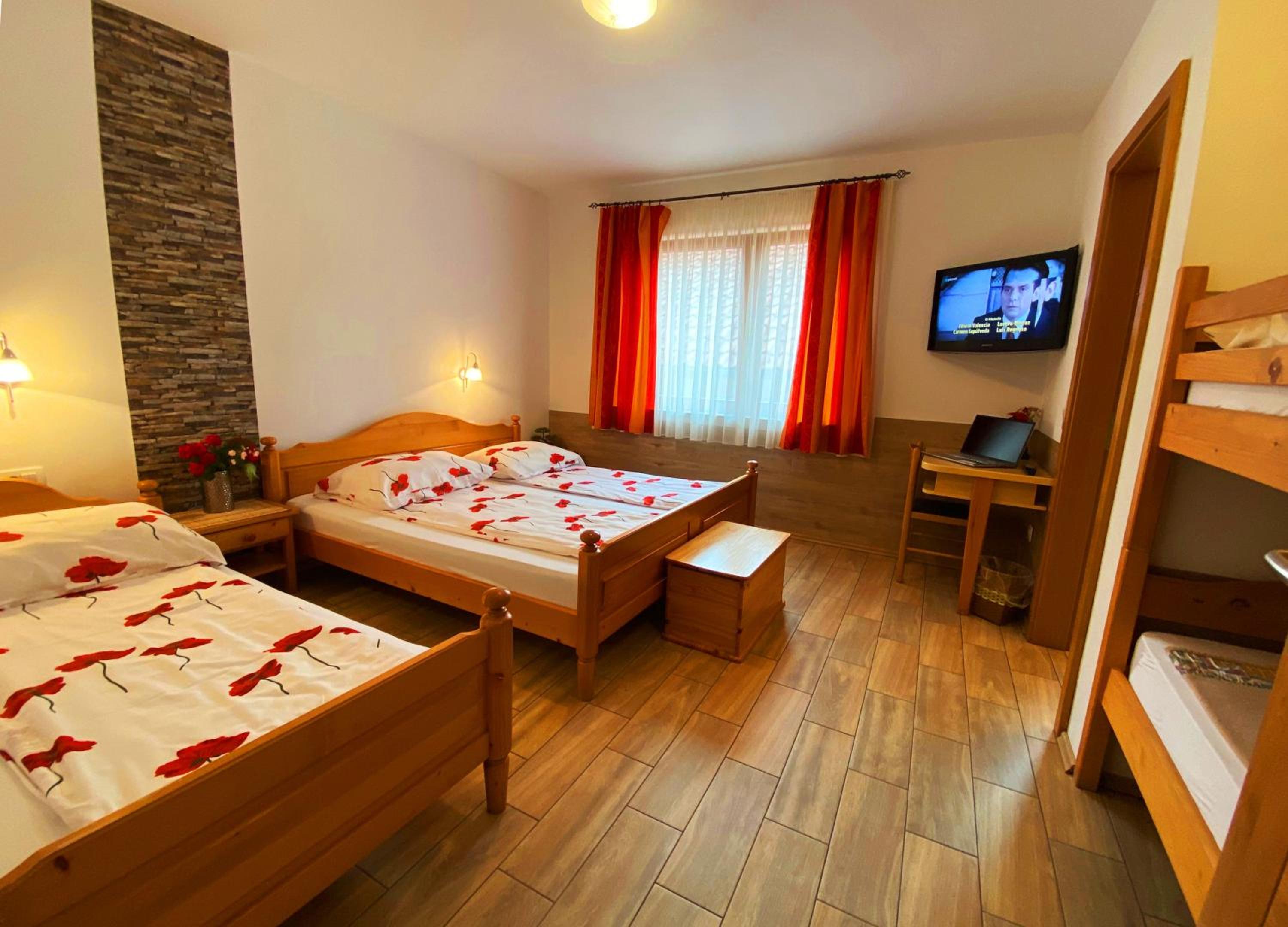 Quadruple Room - Photo 1